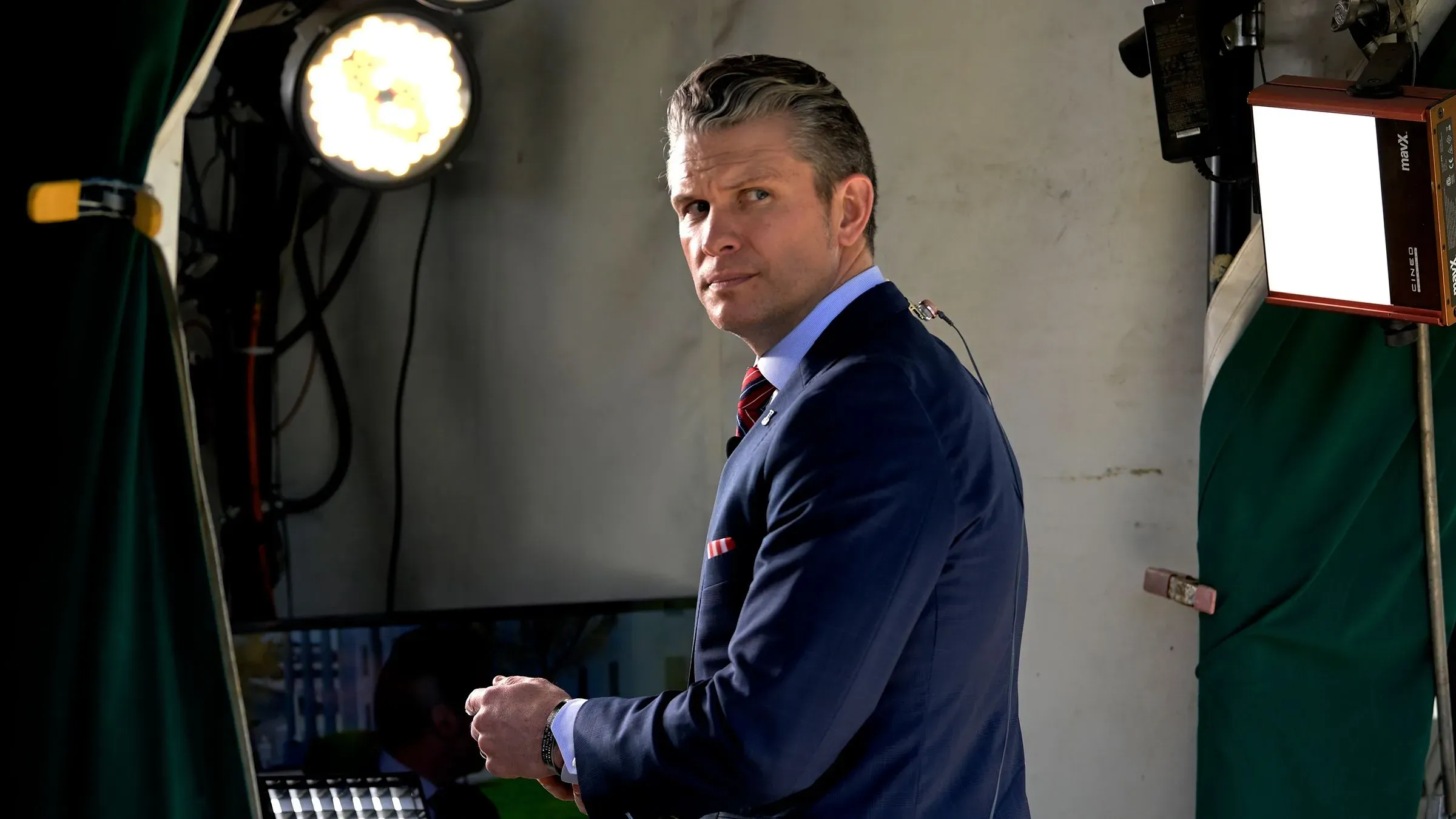 صورة لبيت هيغسيث، وزير الدفاع الأمريكي، أثناء جلسة استماع في مجلس الشيوخ، حيث يناقش تفاصيل حول الضربات العسكرية في اليمن.