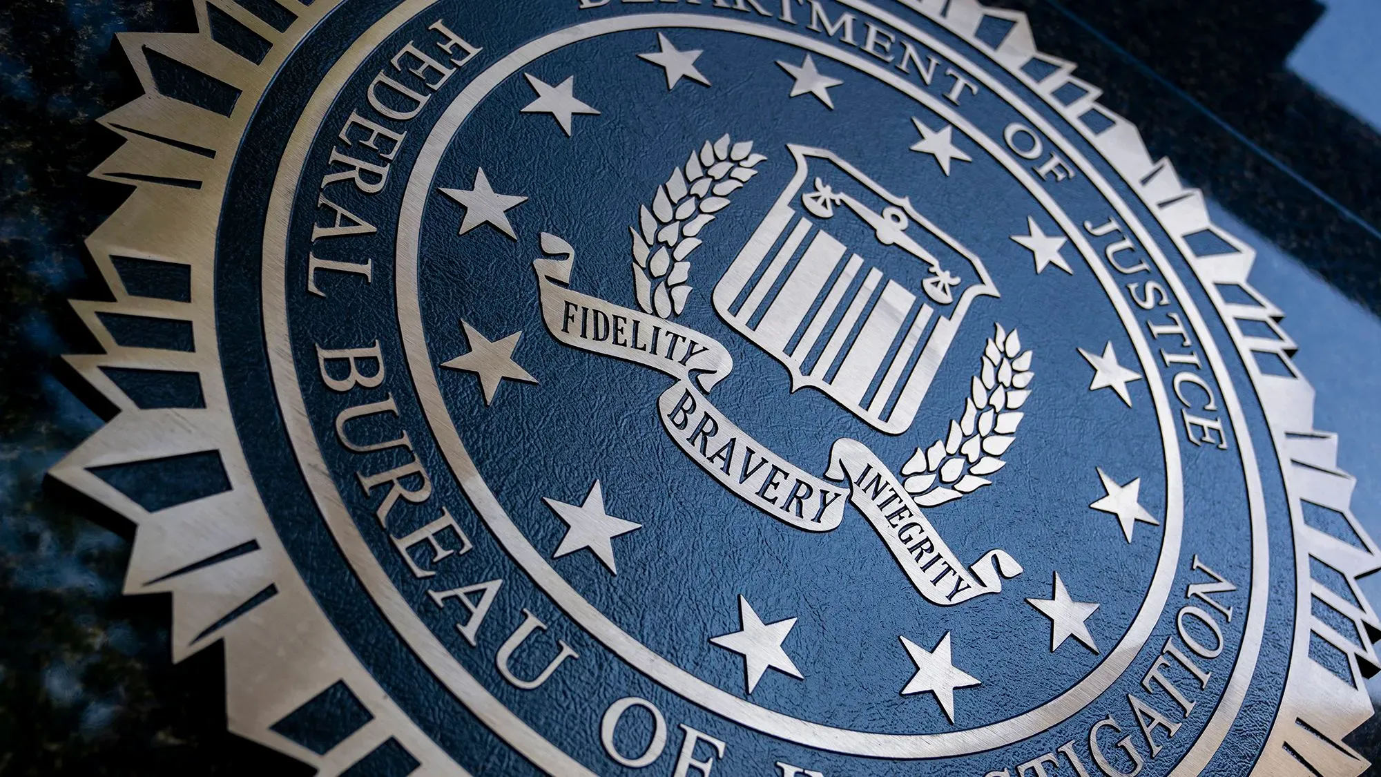شعار مكتب التحقيقات الفيدرالي (FBI) مع عبارة "الأمانة، الشجاعة، النزاهة"، يعكس التزام المكتب بالتحقيقات القانونية.