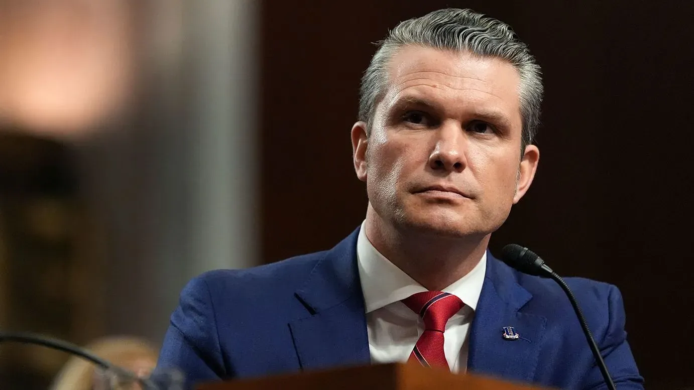 بيت هيغسيث أثناء جلسة الاستماع لتأكيد تعيينه وزيرًا للدفاع، حيث تواجهه مزاعم حول سلوكه وتعاطيه الكحول.