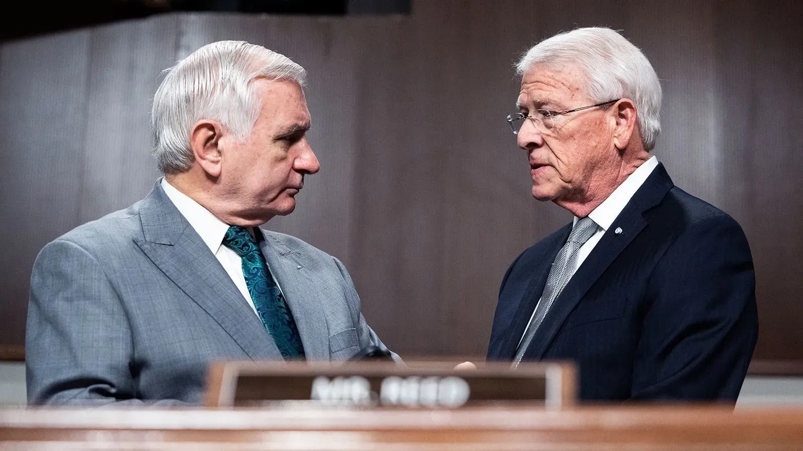 صورة لاثنين من أعضاء مجلس الشيوخ، روجر ويكر وجاك ريد، يتحدثان خلال جلسة استماع حول استخدام تطبيق سيجنال لمناقشة معلومات عسكرية حساسة.