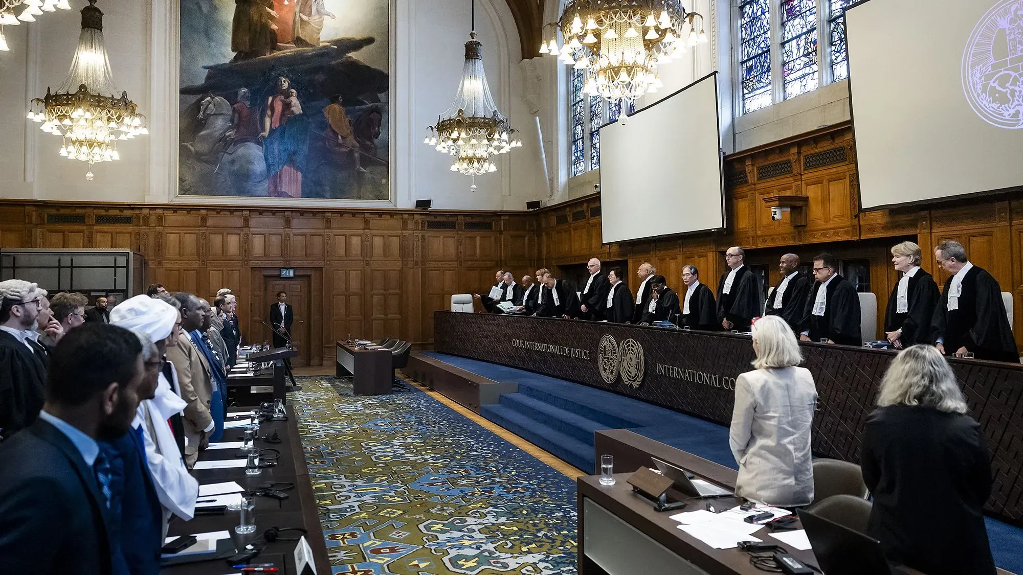 محكمة العدل الدولية أثناء جلسة للنظر في دعوى السودان ضد الإمارات بشأن انتهاكات اتفاقية الإبادة الجماعية، مع وجود القضاة والمحامين في القاعة.
