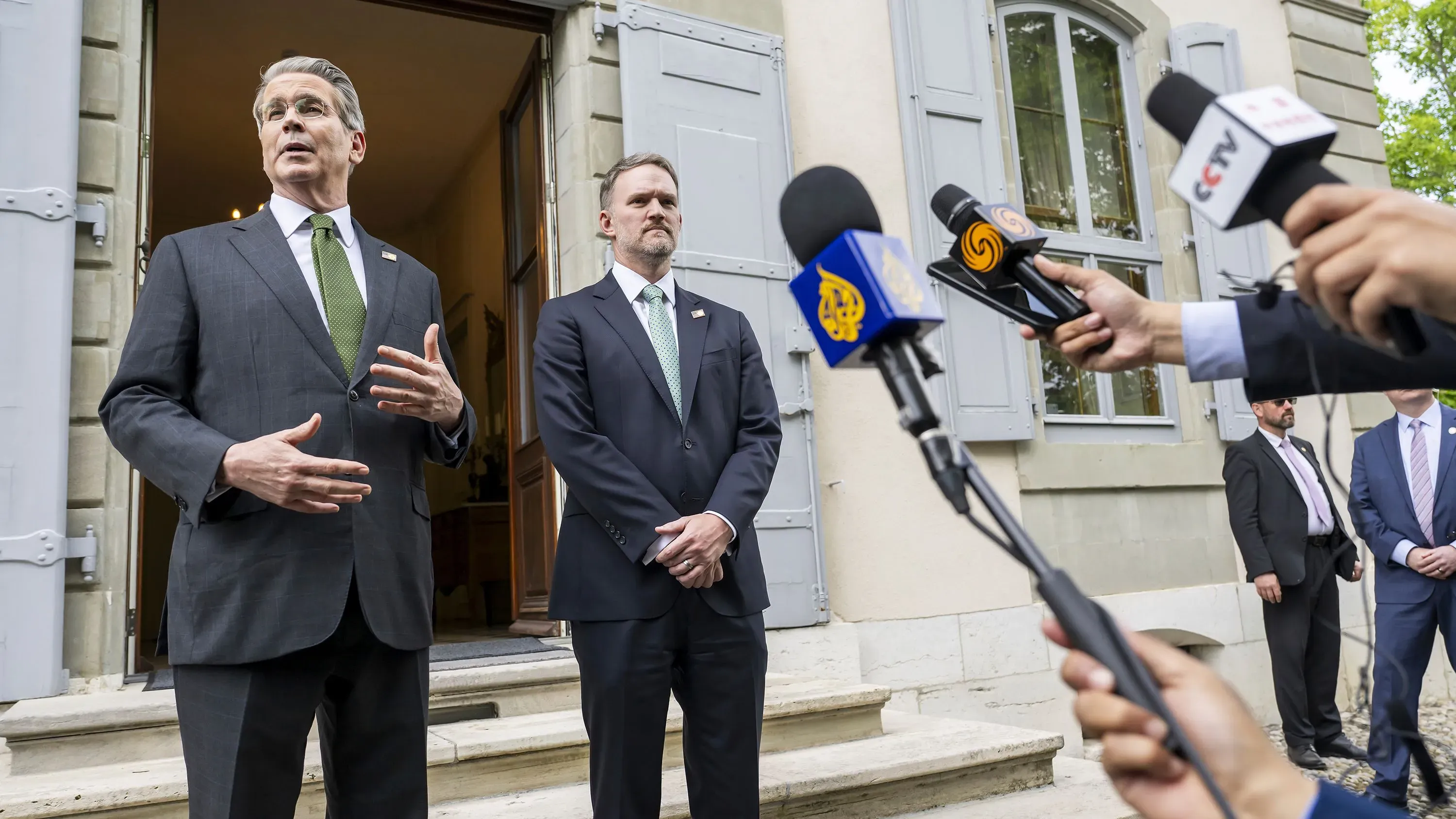 مفاوضون أمريكيون يتحدثون للصحافة بعد محادثات تجارية مع الصين في جنيف، مع التركيز على تحقيق تقدم في العلاقات الاقتصادية.