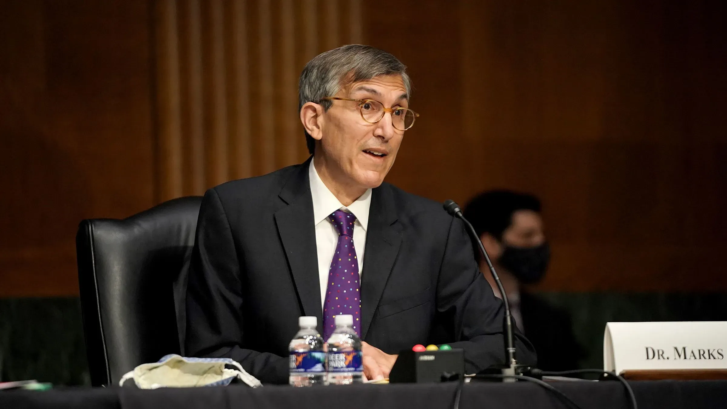 استقالة الدكتور بيتر ماركس، مدير مركز تقييم وأبحاث البيولوجيا الحيوية، بعد ضغوط سياسية، حيث كان له دور رئيسي في تطوير لقاحات كوفيد-19.