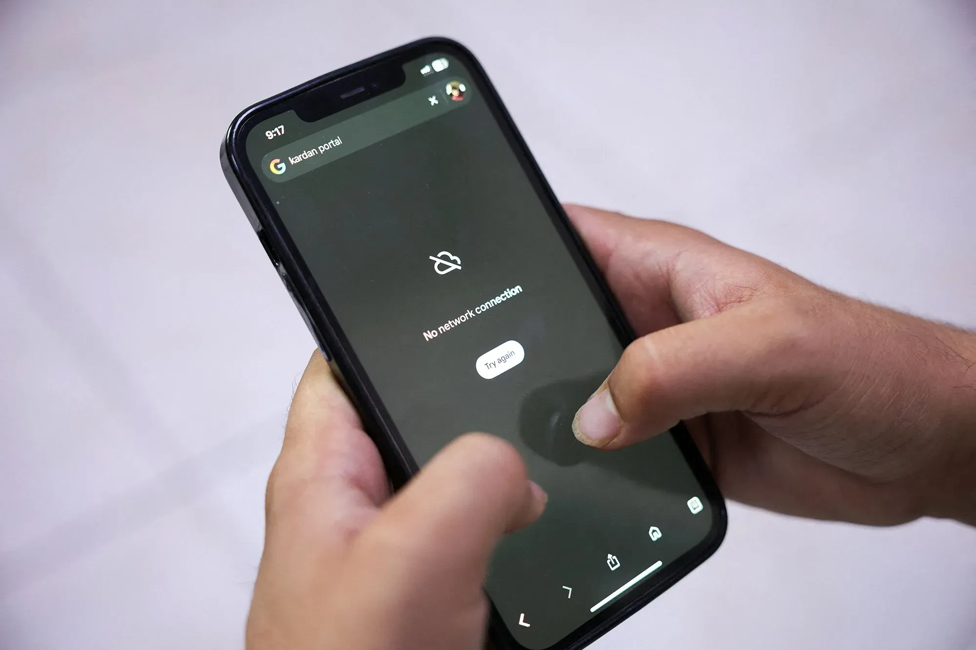 انقطاع الإنترنت في أفغانستان يظهر على شاشة هاتف محمول تحمل رسالة "لا يوجد اتصال بالشبكة"، مما يعكس تأثير القيود المفروضة على التواصل.