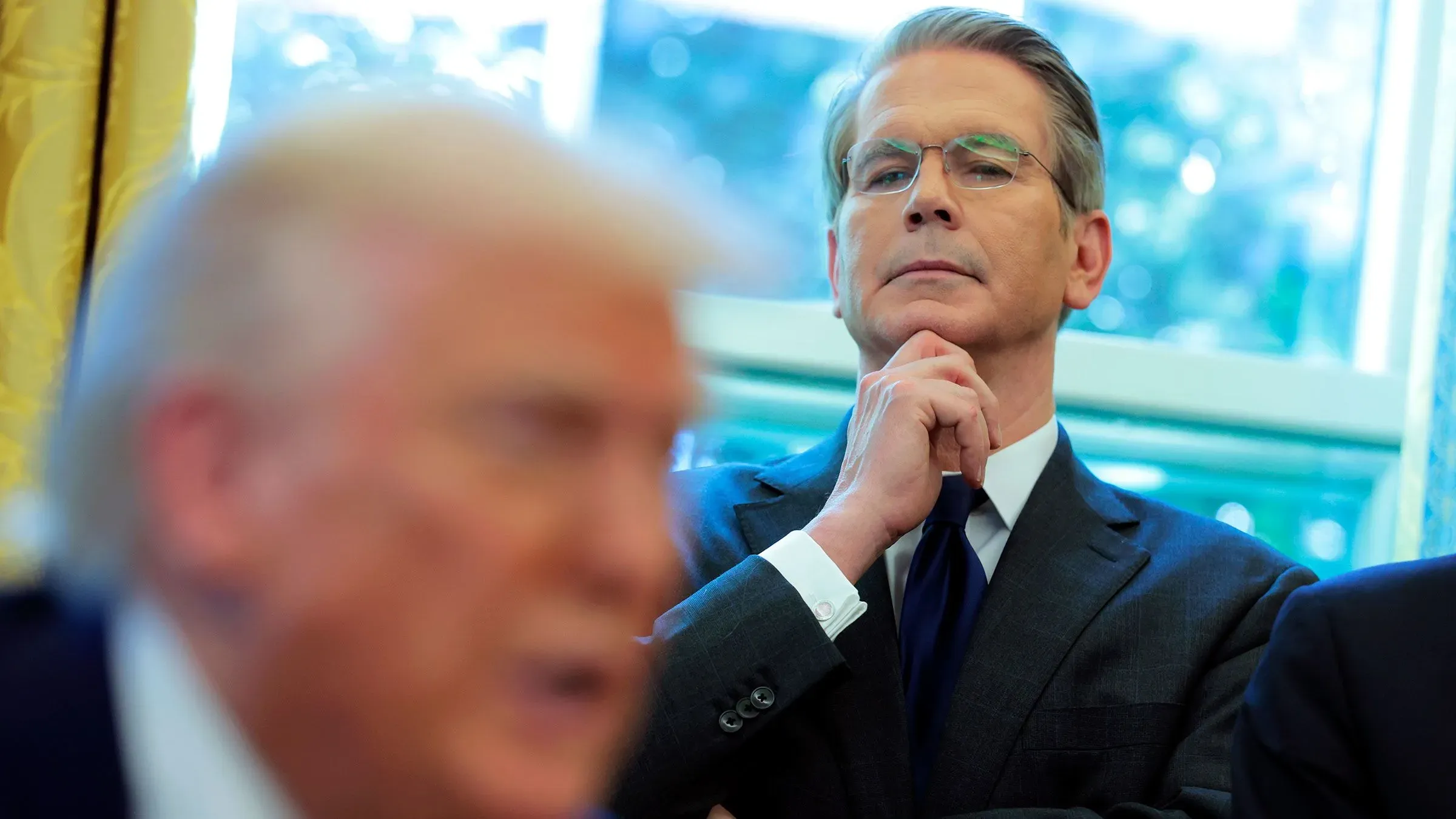 وزير الخزانة سكوت بيسنت يتأمل خلال اجتماع مع الرئيس ترامب، حيث يناقشان المفاوضات التجارية مع الشركاء الدوليين.