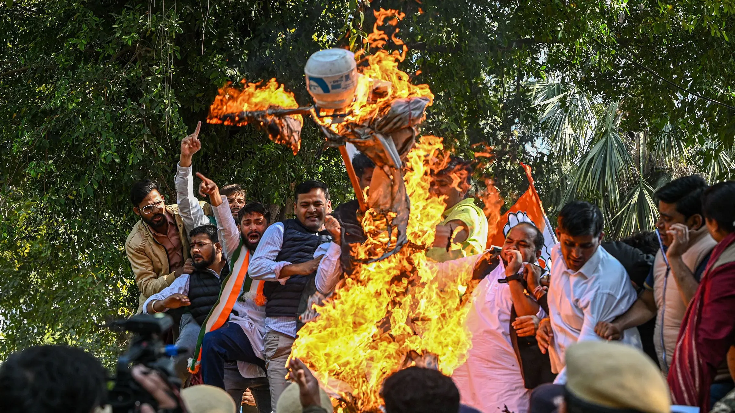 محتجون في الهند يحرقون دمية تمثل الرئيس ترامب، تعبيرًا عن غضبهم من ترحيل المهاجرين الهنود.