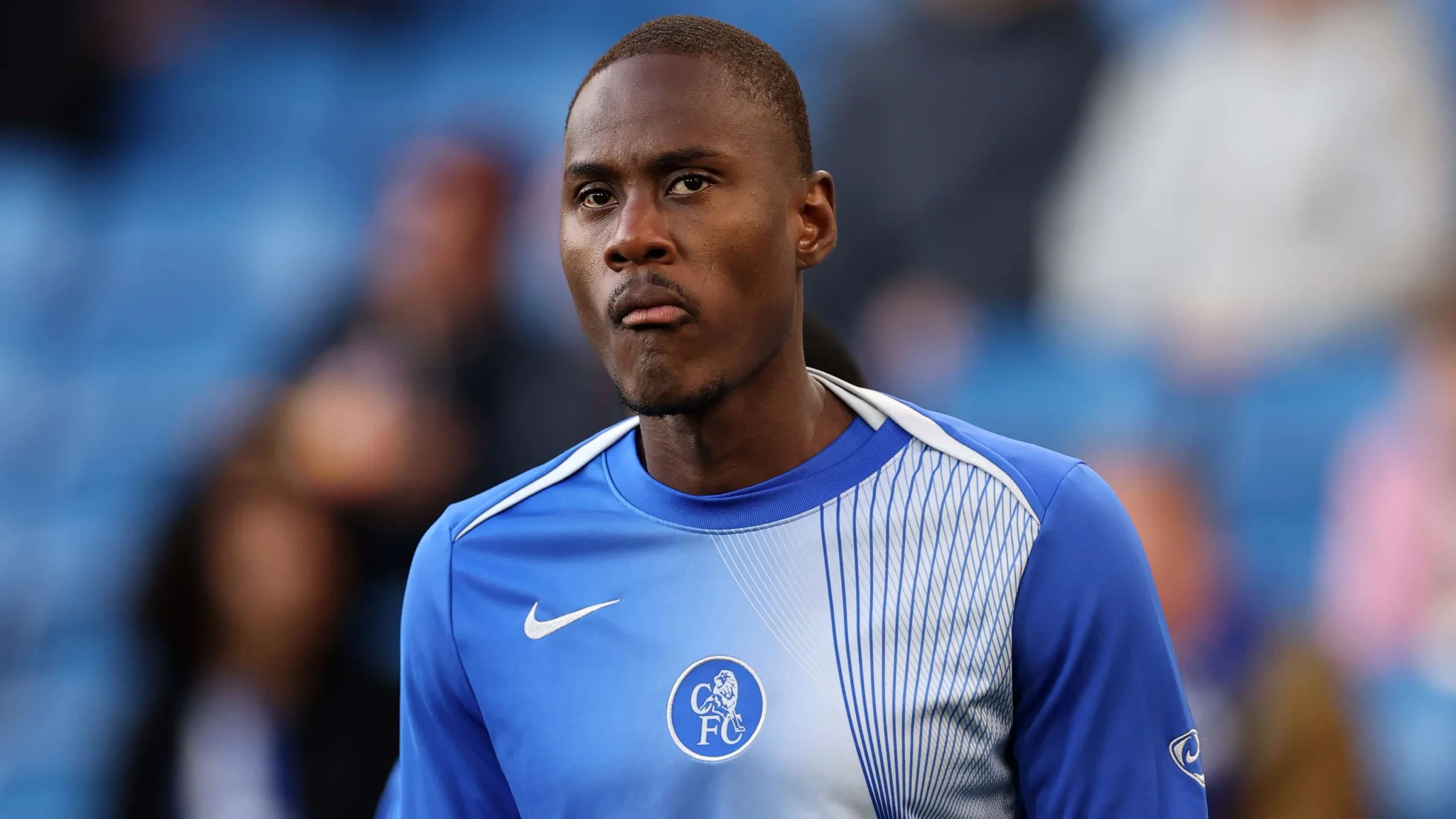 اللاعب Trevoh Chalobah بالدفاع يرتدي قميص تشيلسي استعداداً لمباراة، مع اقترابه من الانتقال إلى نادي Como الإيطالي في صفقة انتقال كبيرة.