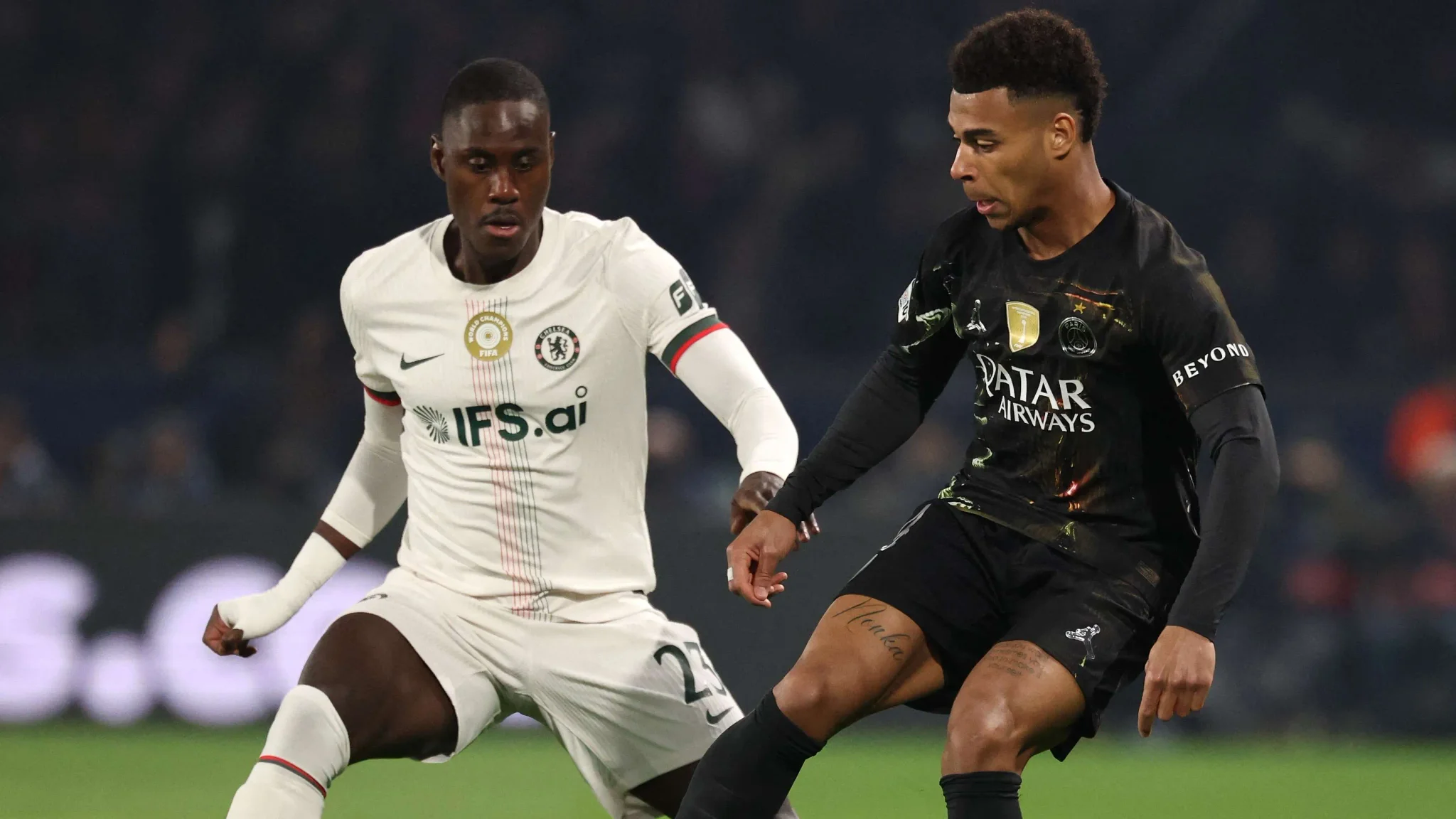 لاعب كرة القدم Trevoh Chalobah في مواجهة خلال مباراة، مع اقترابه من الانتقال إلى نادي Como الإيطالي لتعزيز خط الدفاع في مشروع أوروبي طموح.