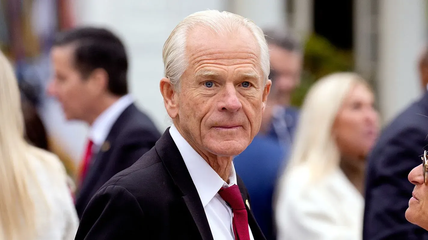 بيتر نافارو، مستشار التجارة في البيت الأبيض، يتحدث بجدية في حدث رسمي، مع التركيز على القضايا التجارية والتعريفات الجمركية.