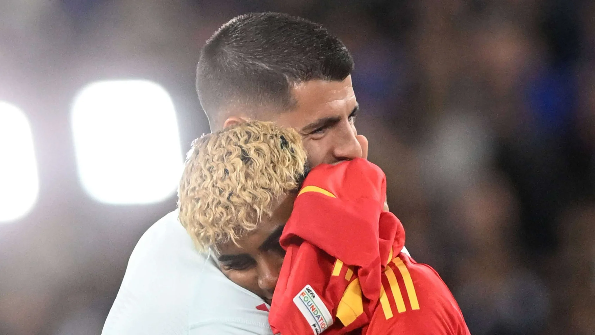 لامين يامال وألفارو موراتا يحتفلان معاً بعد مباراة المنتخب الإسباني، مع ترشيح يامال للكرة الذهبية 2026.