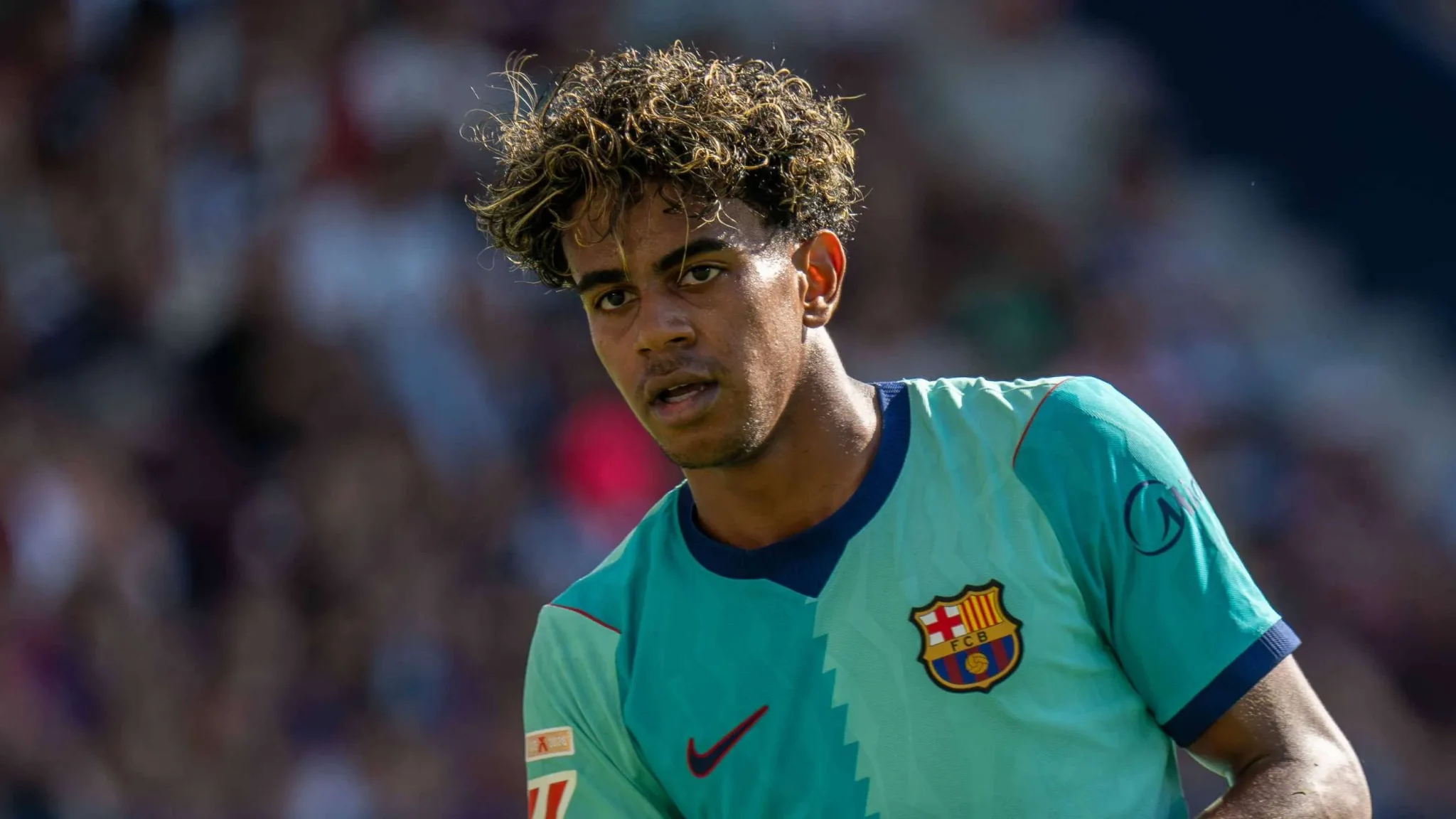 لاعب كرة القدم لامين يامال يرتدي قميص برشلونة خلال مباراة، مرشح قوي للكرة الذهبية 2026 بعد تحقيق ألقاب محلية ودولية.