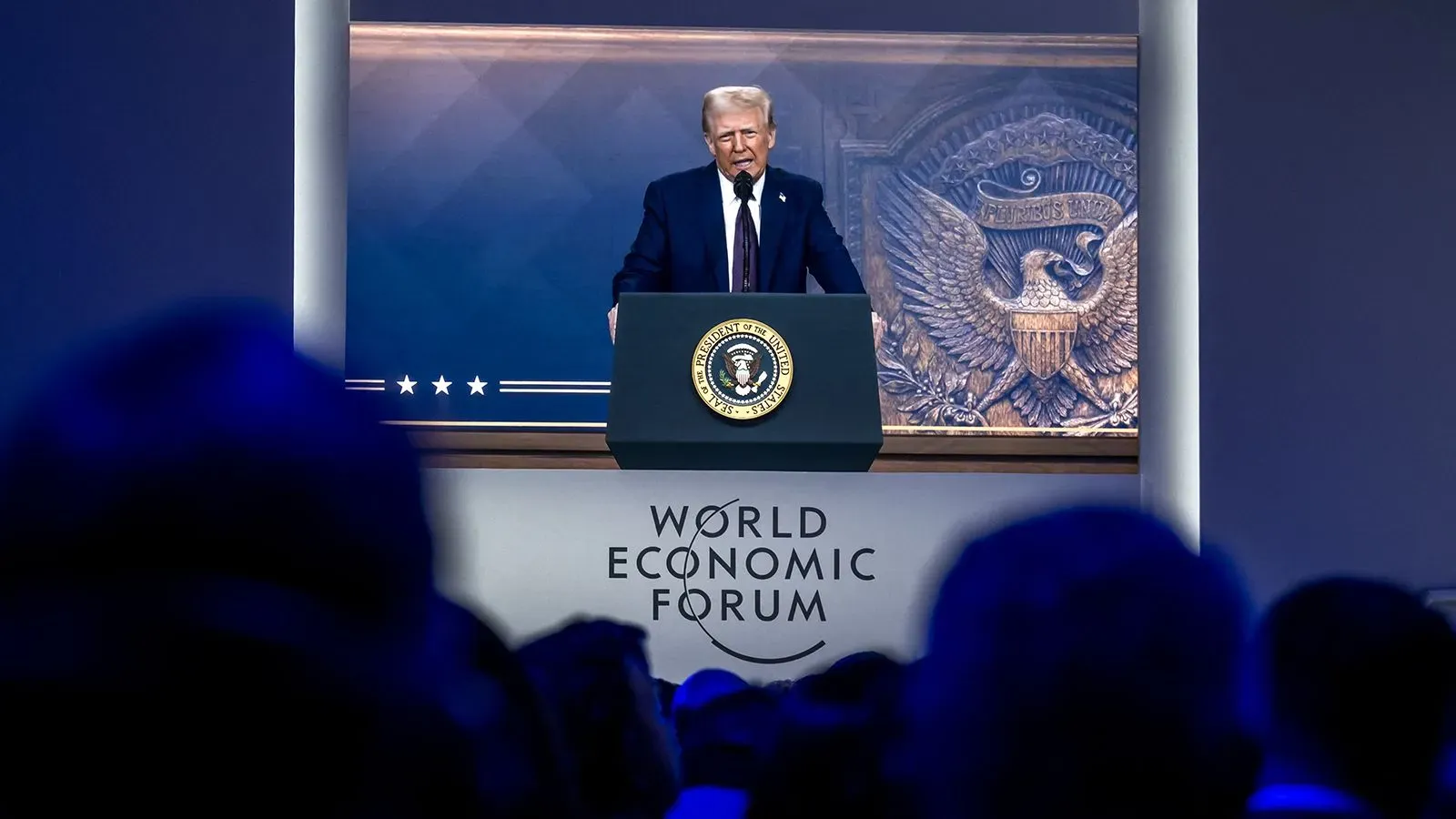 ترامب يتحدث في منتدى اقتصادي في دافوس، مع التركيز على تحسين العلاقات التجارية مع الصين وسط التوترات.
