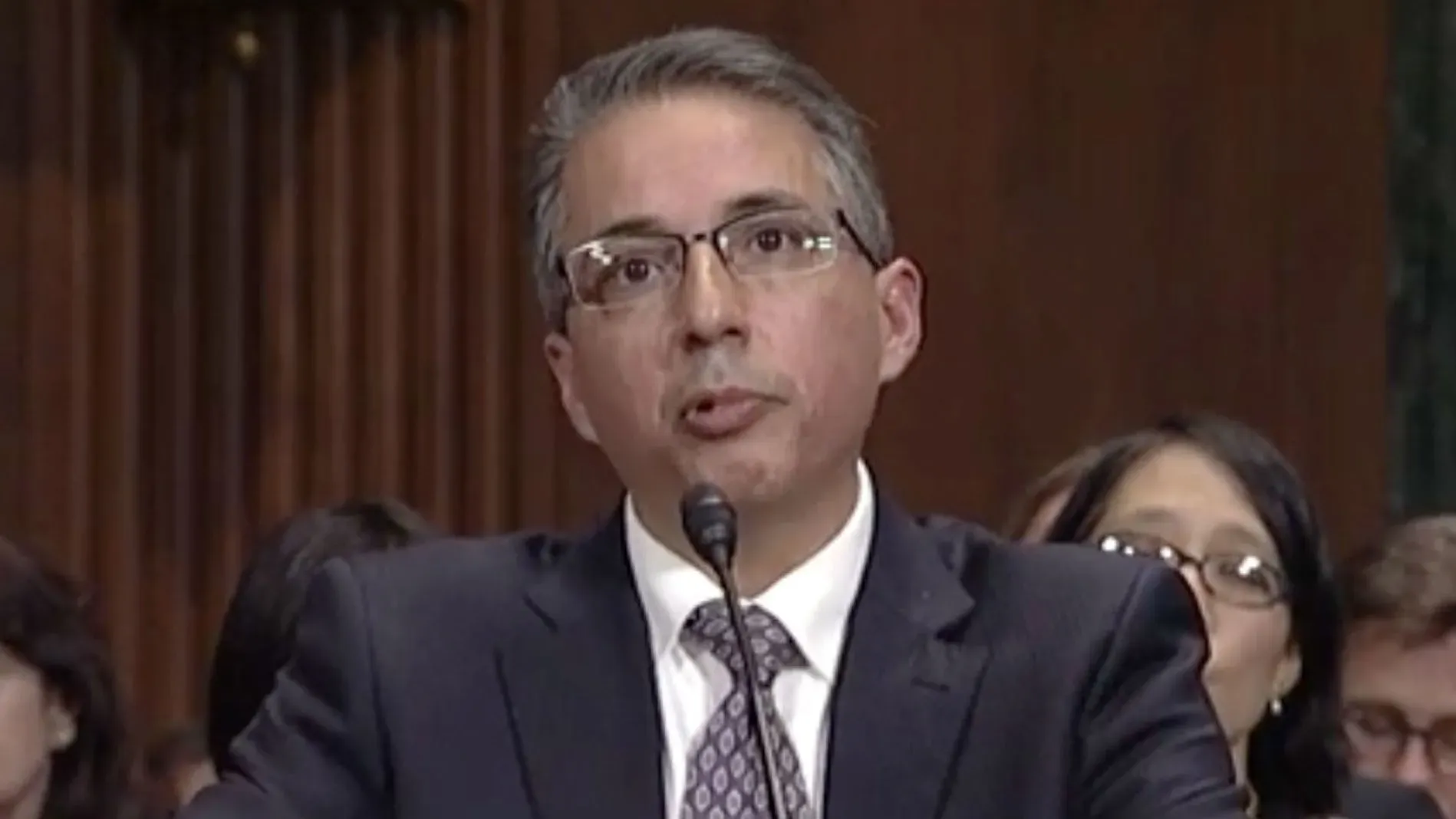 قاضي فيدرالي يتحدث خلال جلسة، مع التركيز على قضايا قانون الأعداء الأجانب وتأثيرها على ترحيل الفنزويليين.