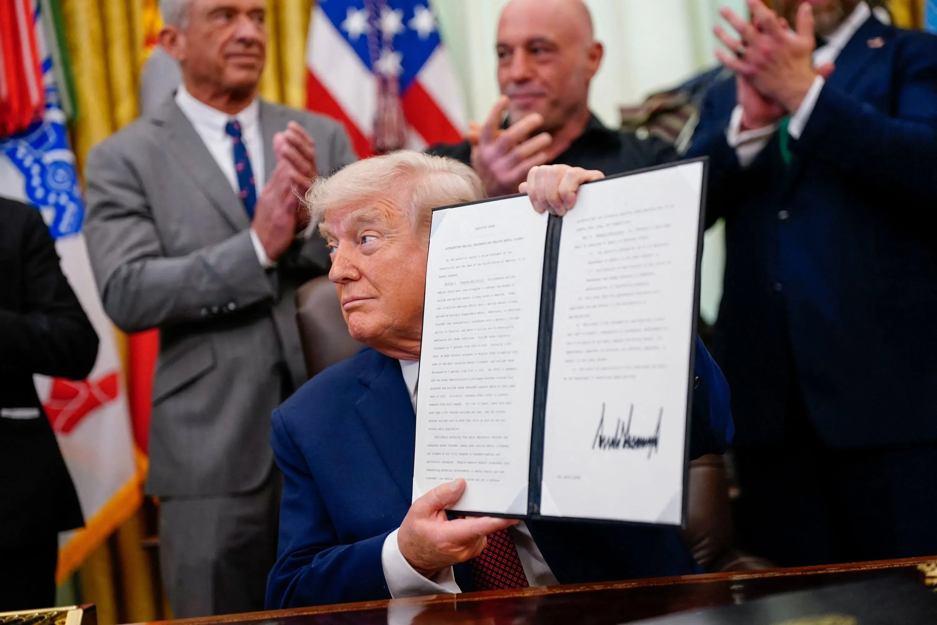 الرئيس ترامب يوقع مرسوماً تنفيذياً في المكتب البيضاوي، داعماً الأبحاث حول العقاقير المُهلوسة لعلاج الصحة النفسية، وسط حضور شخصيات بارزة.