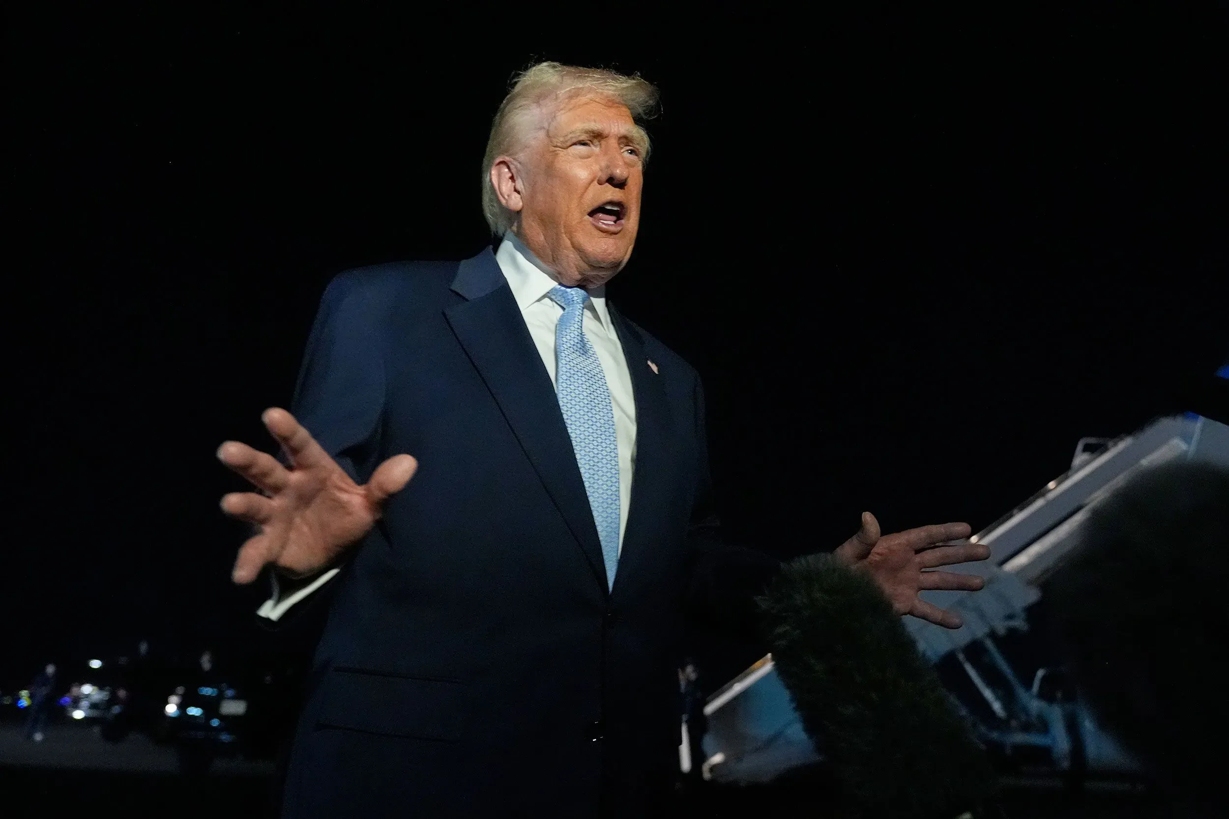 ترامب يتحدث بحماس، معبراً عن آرائه حول المشرعين الديمقراطيين، مما أثار ردود فعل غاضبة من الحزب الآخر.