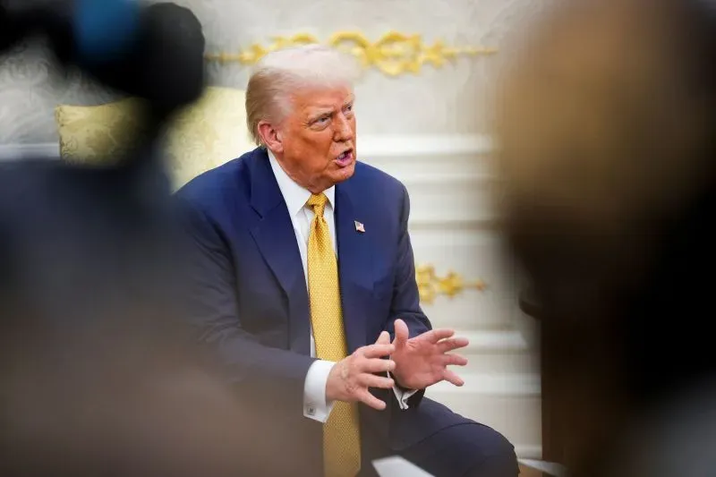 ترامب يتحدث في المكتب البيضاوي، معبرًا عن مزاعم حول خيانة أوباما خلال انتخابات 2016، بينما يُظهر تعابير وجهه الحماسية.