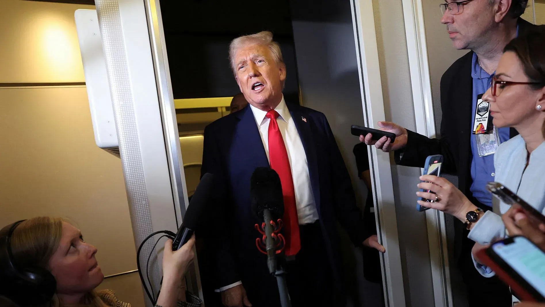 ترامب يتحدث للصحفيين أثناء مغادرته طائرة الرئاسة، مع التركيز على تصريحات حول اتفاق المعادن مع أوكرانيا.