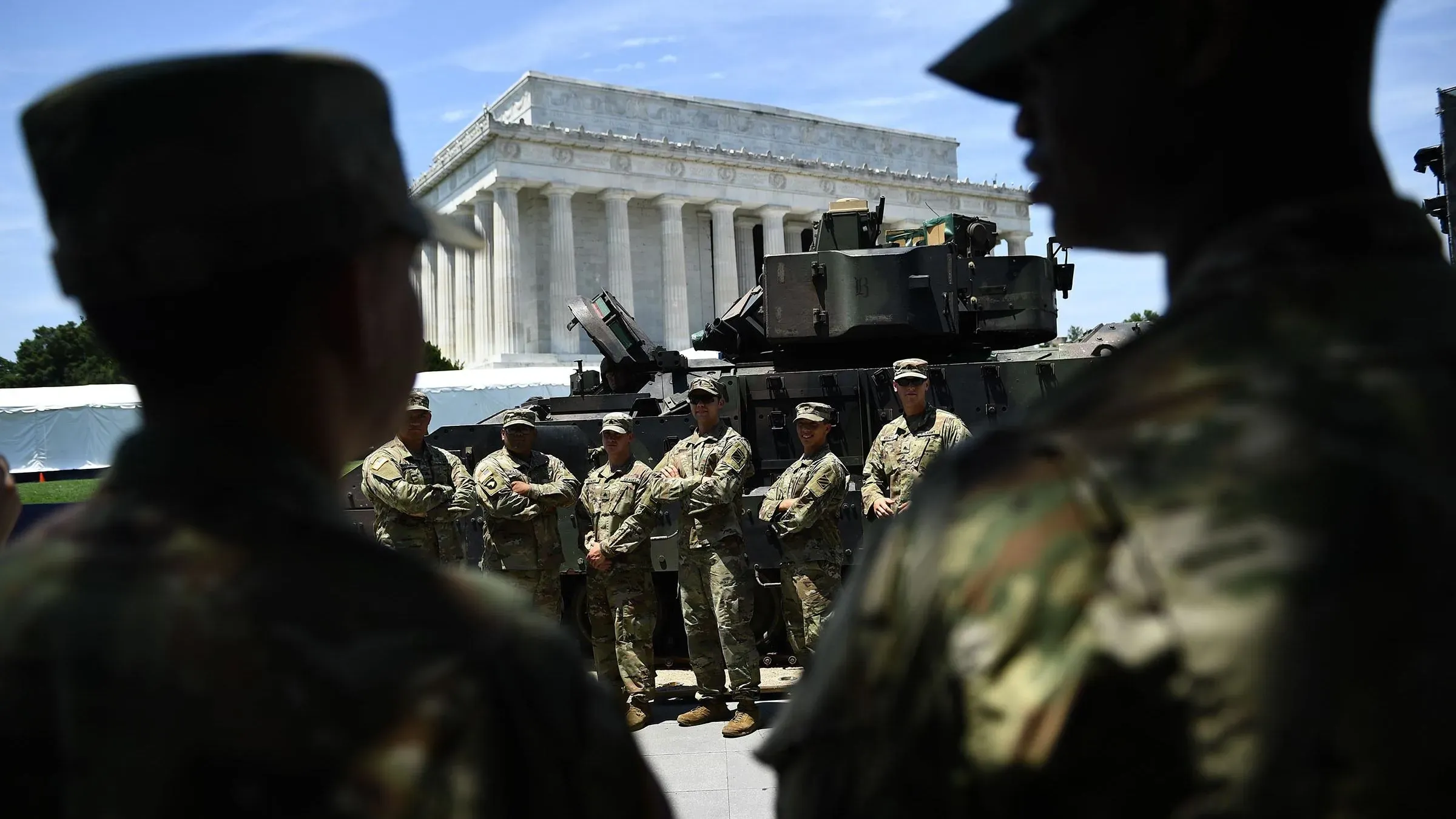 جنود من الجيش الأمريكي يقفون أمام مركبة عسكرية في واشنطن، مع نصب لينكولن في الخلفية، استعدادًا للاحتفال بالذكرى الـ250 لتأسيس الجيش.