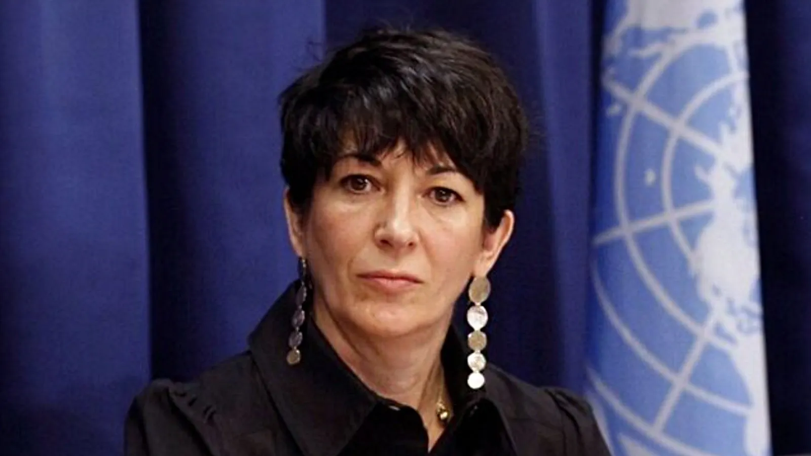 شعار شبكة سي إن إن مع عبارة "أخبار عاجلة" على خلفية داكنة، يعكس التوترات حول نشر معلومات جديدة عن غيسلين ماكسويل.