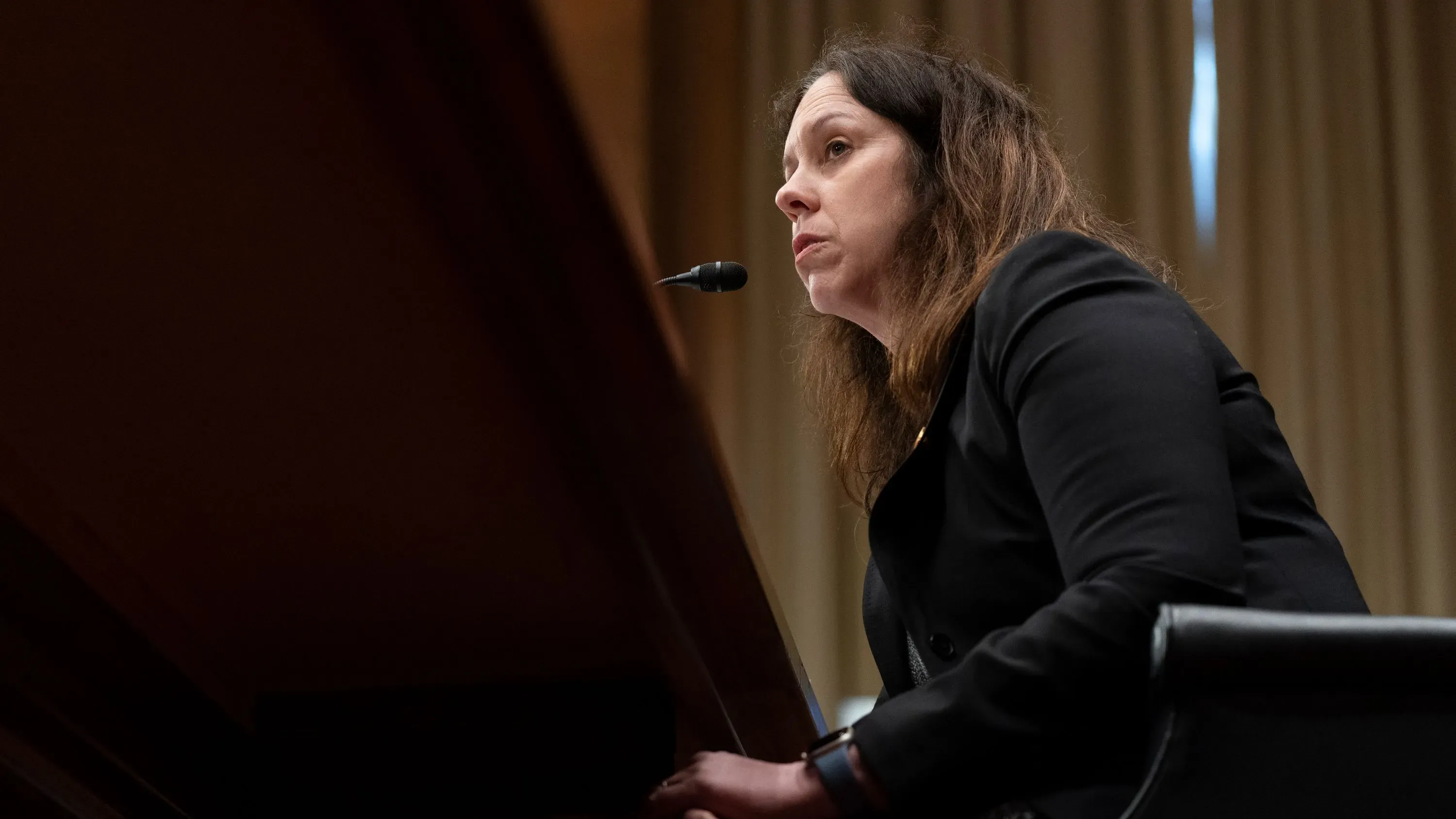 إقالة كولين شوغان، أمين أرشيف الولايات المتحدة، من قبل إدارة ترامب، خلال جلسة رسمية، تعكس التوترات السياسية حول إدارة الوثائق الرئاسية.