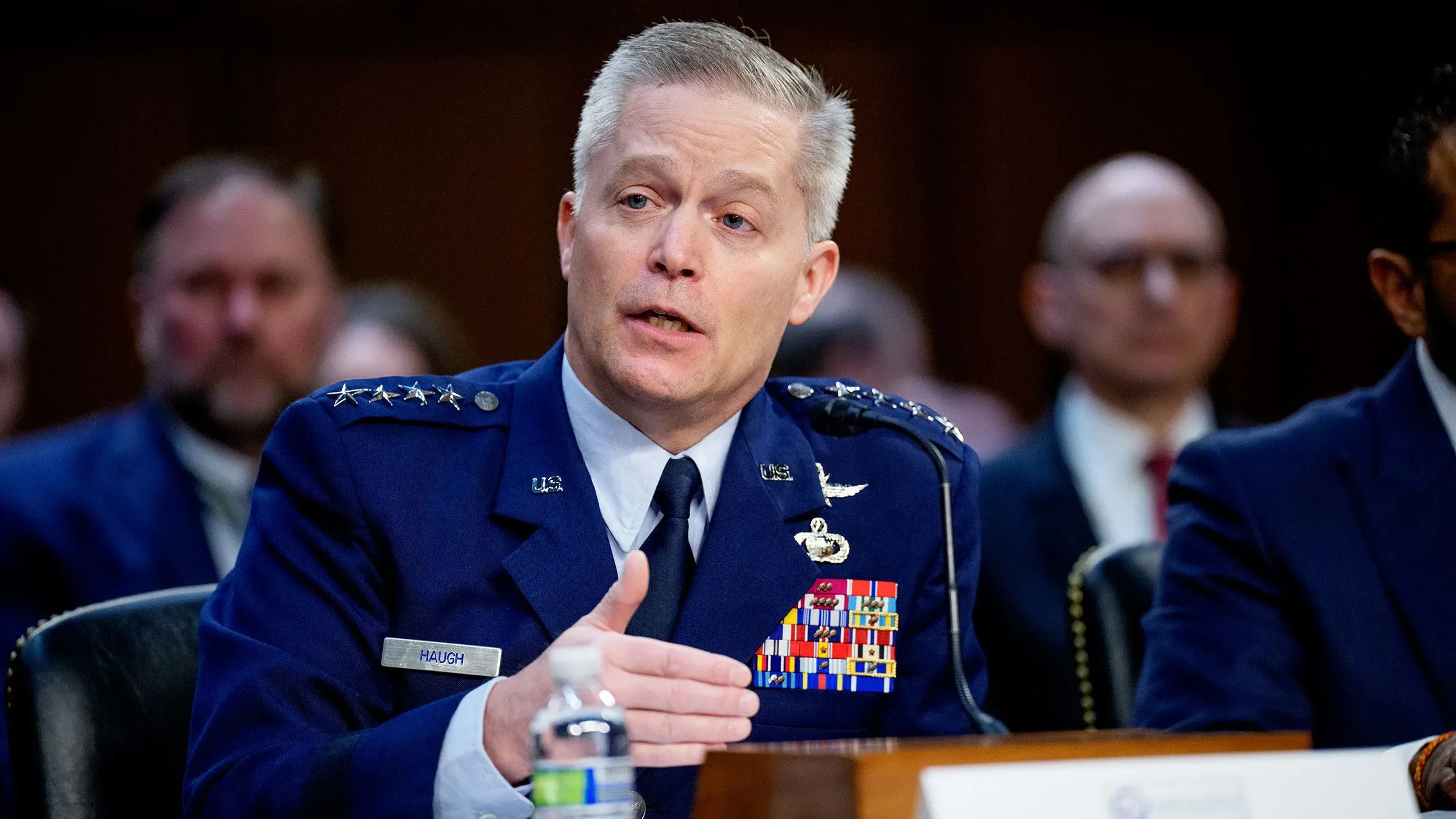 إقالة الجنرال تيموثي هوج، قائد القيادة السيبرانية الأمريكية، خلال جلسة استماع في مجلس الشيوخ، وسط توترات في مجتمع الاستخبارات.