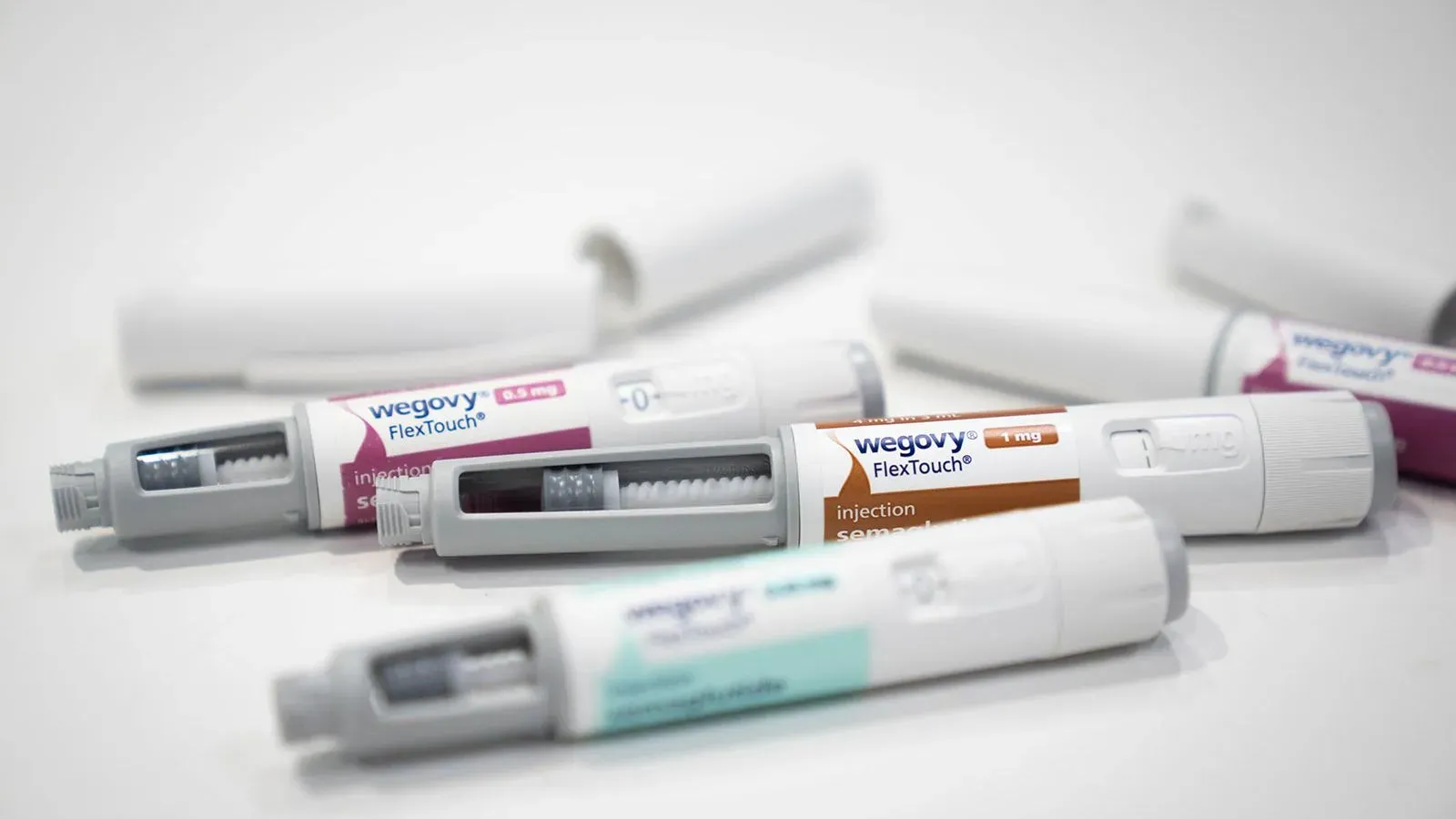 أقلام حقن أدوية إنقاص الوزن "ويغوفي" مرصوصة مع بعضها، تعكس الأدوية التي قد تتأثر بالتغييرات في تغطية برامج ميديكير وميديكيد.