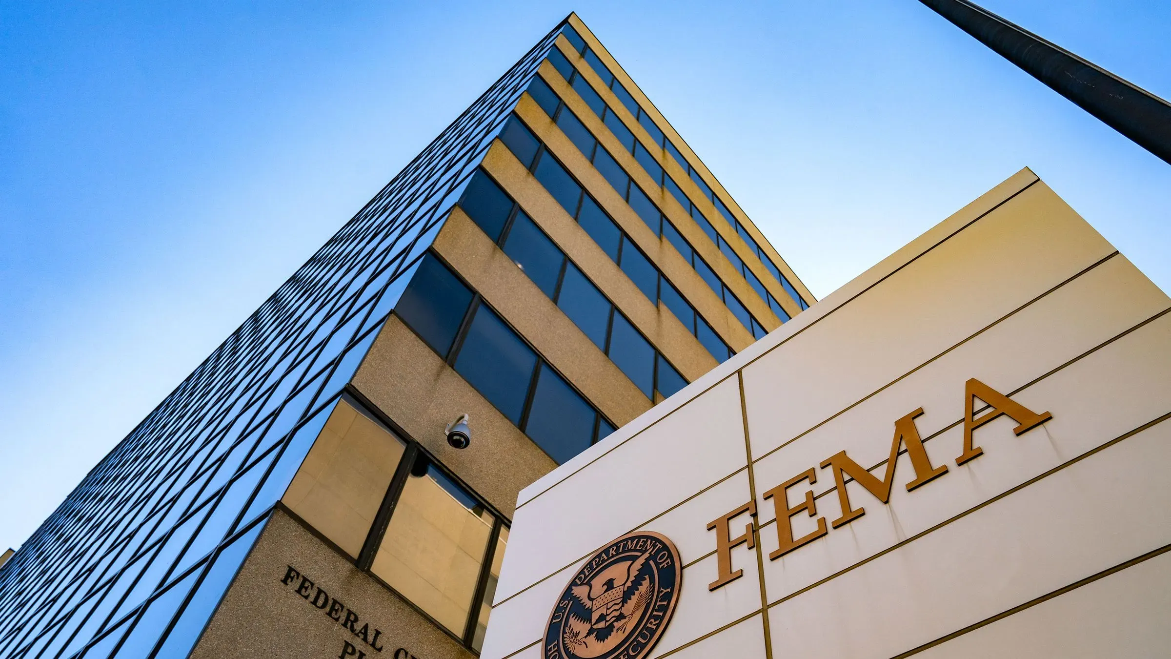 مبنى الوكالة الفيدرالية لإدارة الطوارئ (FEMA) مع شعار الوكالة، يعكس التحديات التي تواجهها في ظل خطط ترامب لتقليص عدد الموظفين.