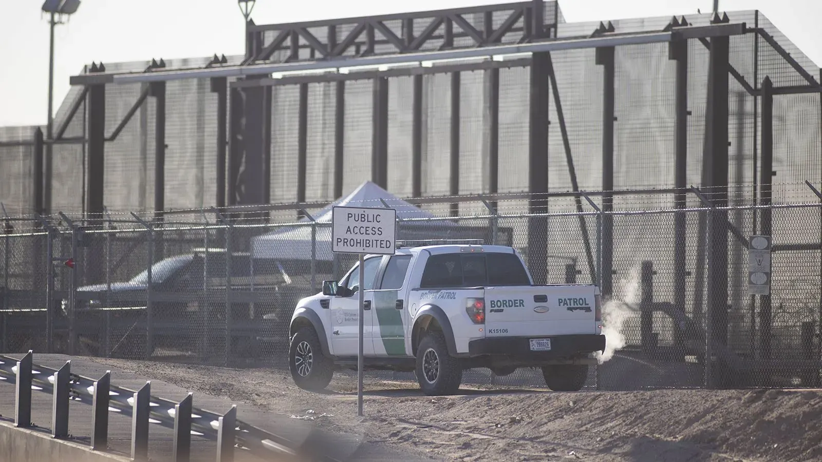 سيارة دورية تابعة لحرس الحدود الأمريكي بالقرب من سياج حدودي، تشير إلى تكثيف جهود اعتقال المهاجرين غير الشرعيين في الولايات المتحدة.