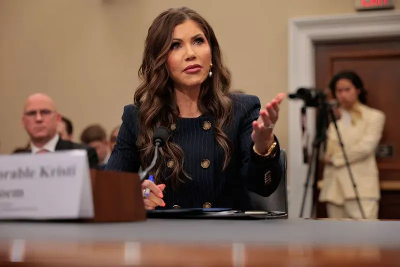 امرأة تتحدث في جلسة استماع رسمية، حيث تناقش قضايا متعلقة بالهجرة واحتجاز الأطفال المهاجرين في الولايات المتحدة.