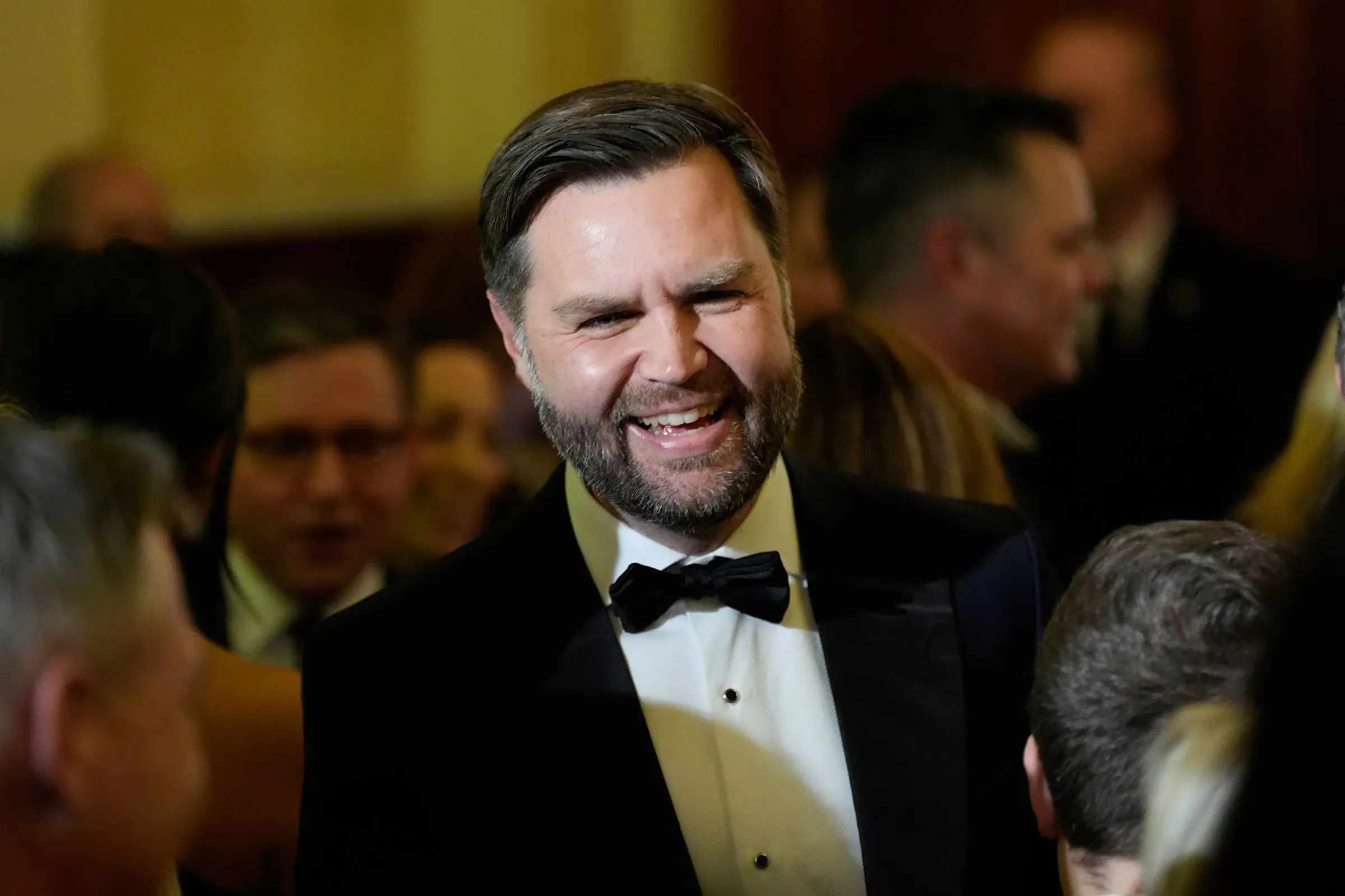 نائب الرئيس جيه دي فانس مبتسم أثناء حدث اجتماعي، حيث يتحدث عن أجندة ترامب الاقتصادية في سياق أزمة غلاء المعيشة.