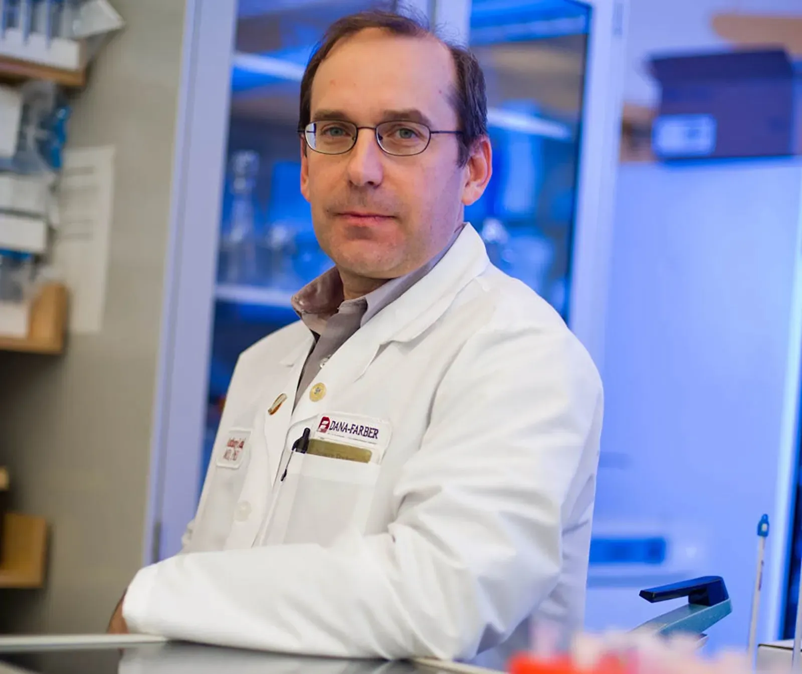 الدكتور أنتوني ليتاي، أخصائي الأورام الطبية، في مختبره بمعهد دانا فاربر للسرطان، حيث يركز على أبحاث سرطان الدم.