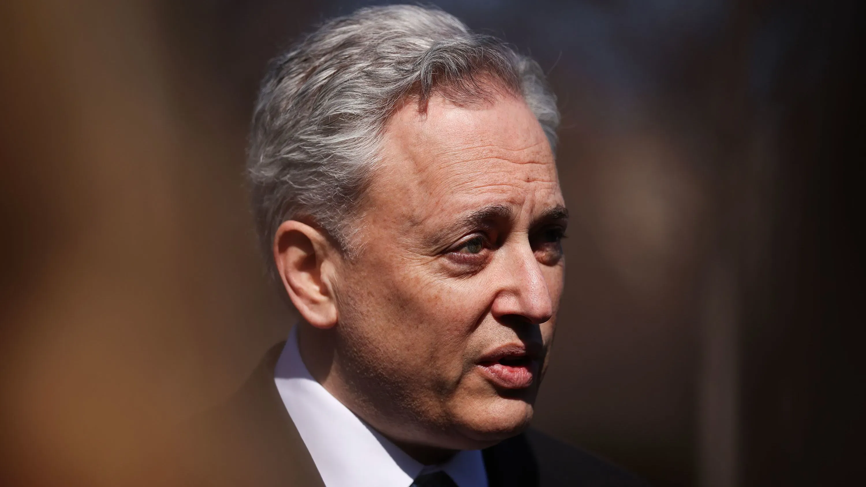 ديفيد ساكس، مسؤول الذكاء الاصطناعي في البيت الأبيض، يتحدث في قمة أمازون عن تأثير الذكاء الاصطناعي على سوق العمل والاقتصاد.