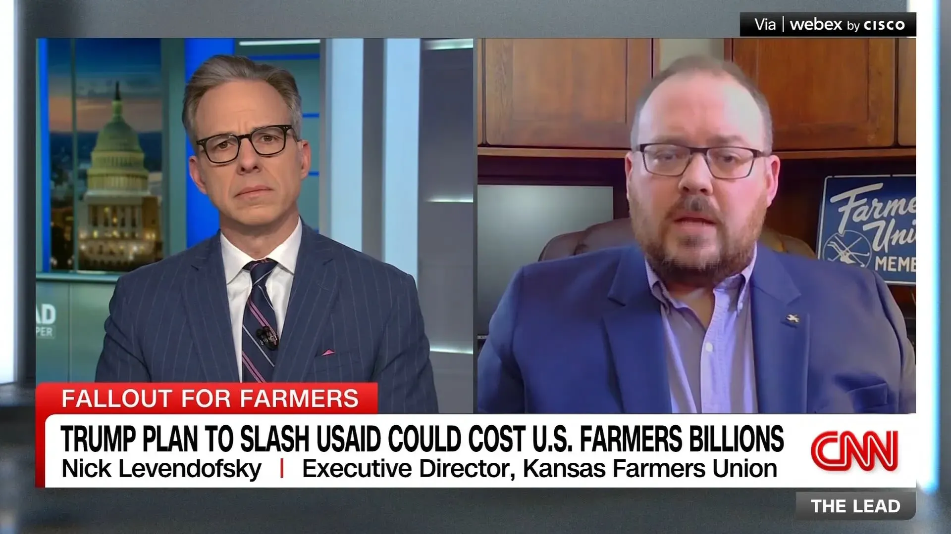 نقاش على الهواء بين نيك ليفيندوسكي، مدير اتحاد مزارعي كانساس، ومقدم البرنامج حول تأثير خطة ترامب على المزارعين الأمريكيين.