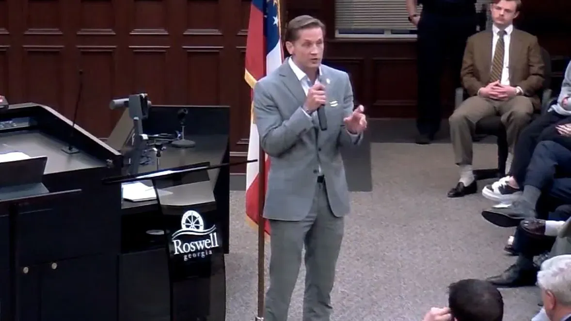 النائب الجمهوري ريتشارد ماكورميك يتحدث في جلسة بمدينة روزويل، جورجيا، وسط تفاعل حماسي من الجمهور.