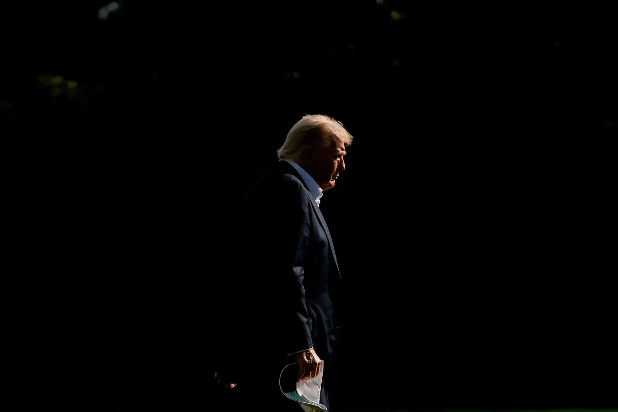 ترامب يسير في الظل، مع التركيز على تهديده بفرض تعريفة جمركية بنسبة 100% على الأفلام الأجنبية، مما يؤثر على صناعة السينما.