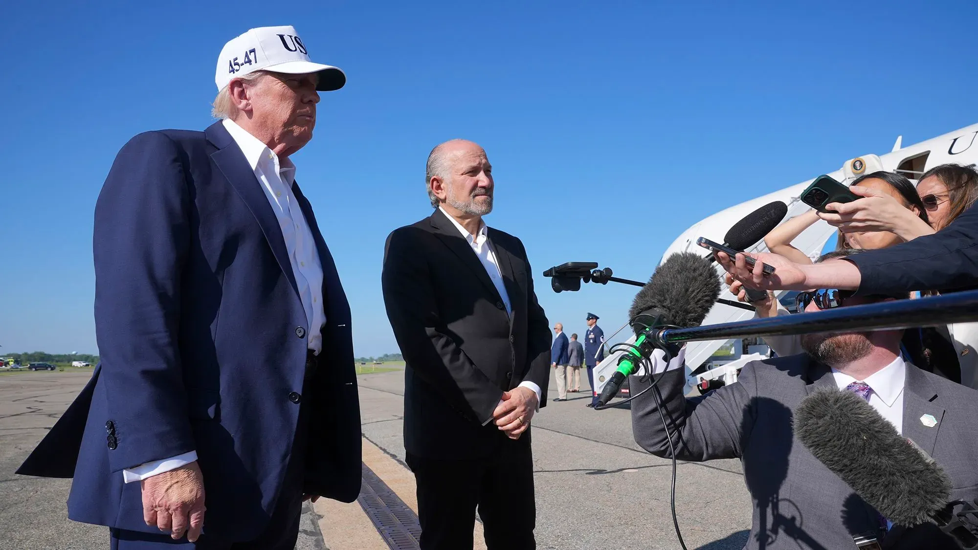 ترامب يتحدث مع الصحفيين حول الرسوم الجمركية الجديدة على اليابان وكوريا الجنوبية، مع وجود فريق إعلامي كبير حوله.