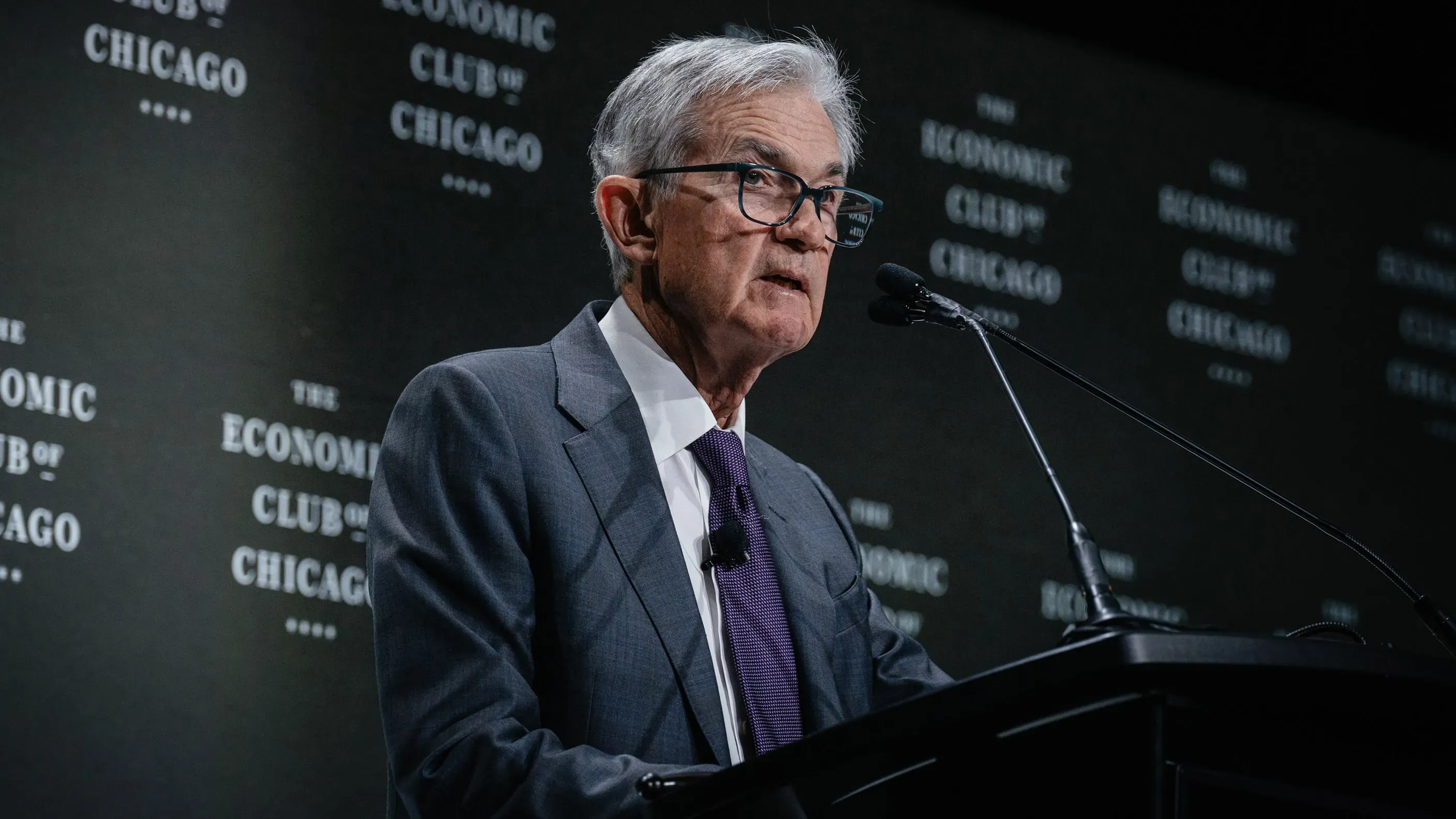 جيروم باول، رئيس مجلس الاحتياطي الفيدرالي، يتحدث في نادي الاقتصاد بشيكاغو، مع التركيز على تأثير التعريفات الجمركية على الاقتصاد.