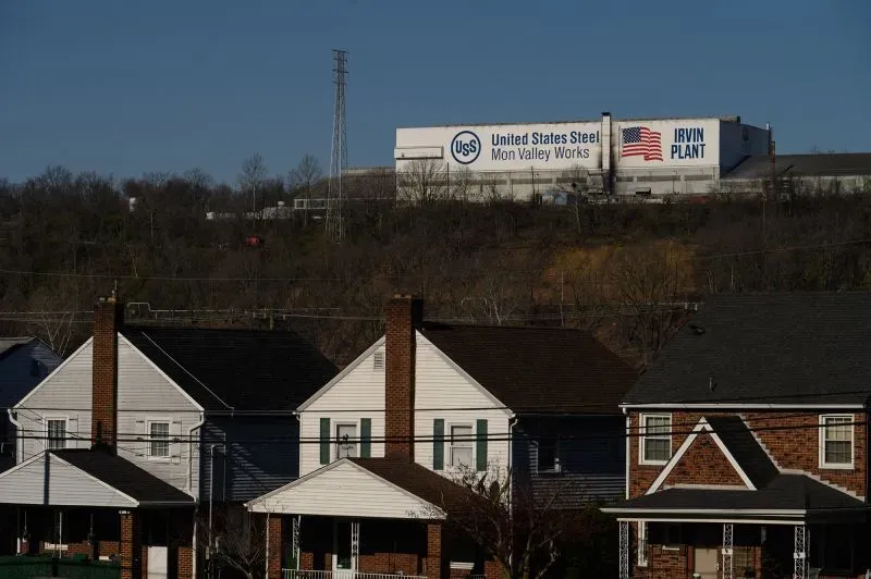 مبنى شركة يو إس ستيل في منطقة إيرفين بولاية بنسلفانيا، مع منازل سكنية في المقدمة، يعكس تأثير الصفقة المثيرة للجدل مع نيبون ستيل.