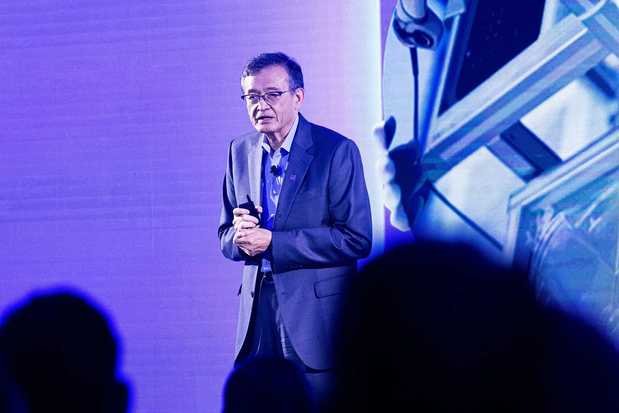 الرئيس التنفيذي لشركة إنتل ليب-بو تان يتحدث في حدث، وسط مخاوف بشأن علاقاته بالصين وتأثيرها على الأمن القومي الأمريكي.