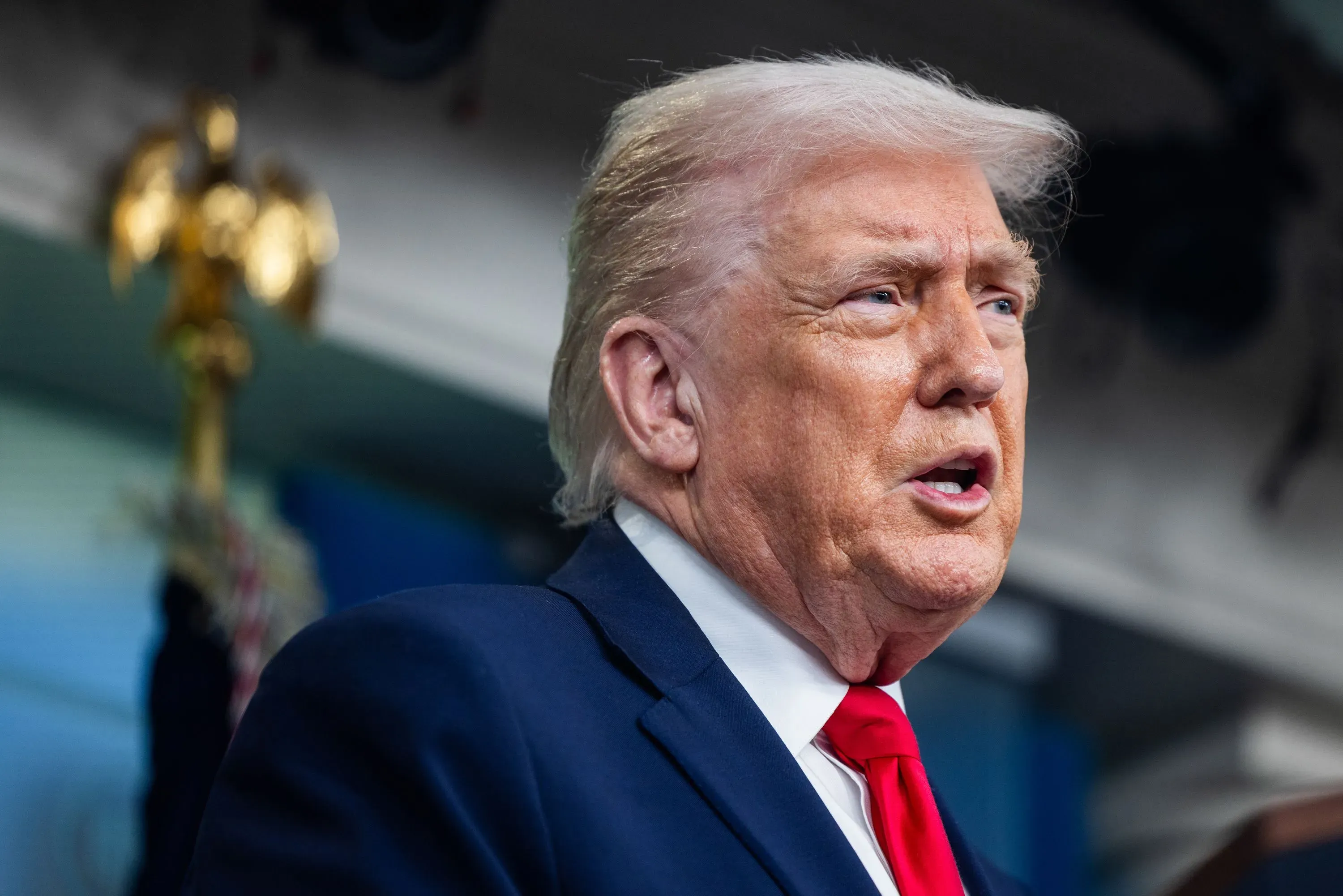 تصريح الرئيس الأمريكي دونالد ترامب حول استخدام سلاح "المشوش" خلال عملية القبض على نيكولاس مادورو، مع التركيز على تفاصيل العملية العسكرية.