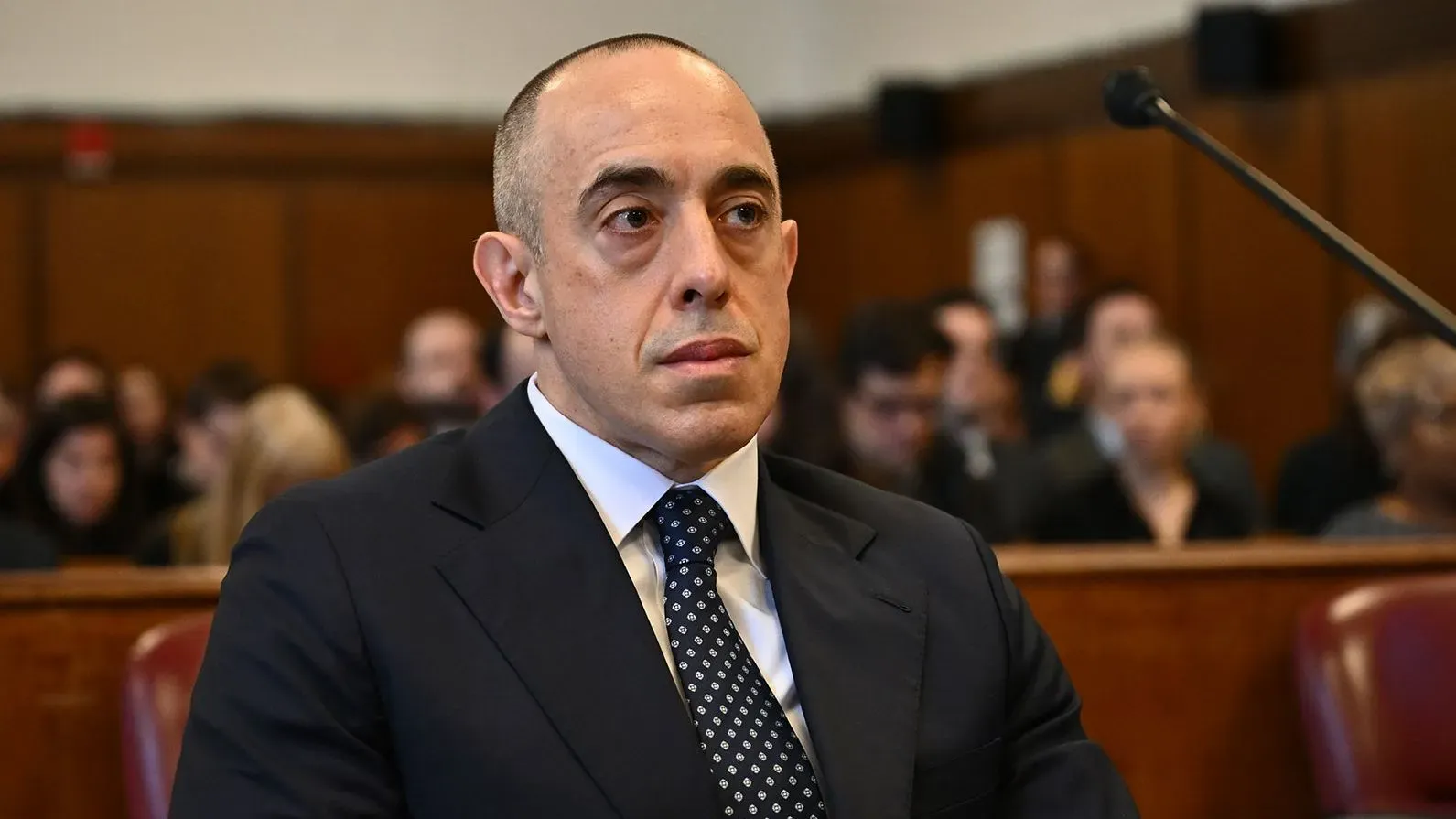 إيميل بوف، المحامي الشخصي السابق للرئيس ترامب، يجلس في قاعة المحكمة، حيث يُنظر في ترشيحه كقاضٍ فيدرالي.