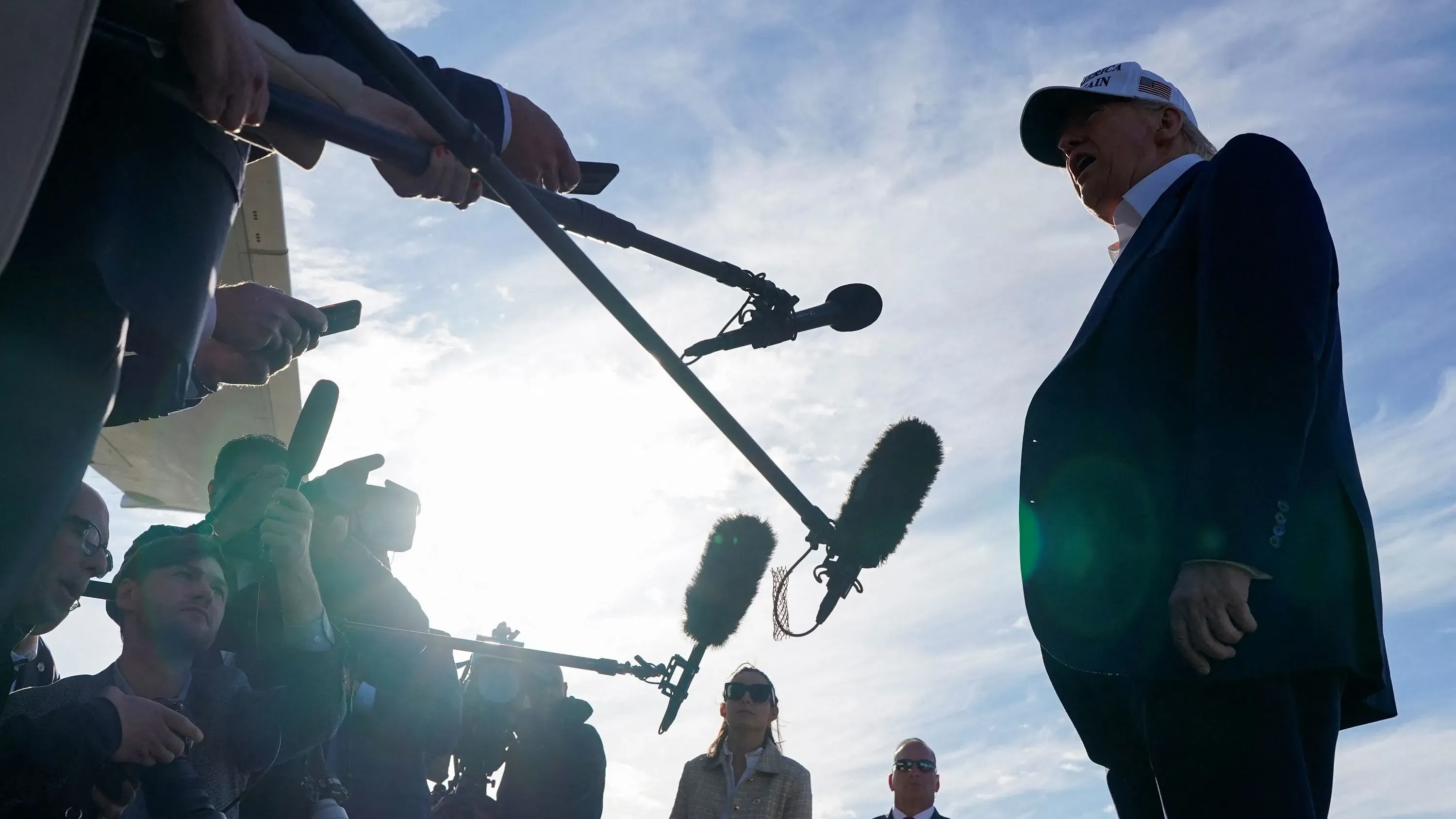 ترامب يتحدث إلى الصحفيين في مطار نيوجيرسي، حيث أعلن عن تمديد مهلة الاتحاد الأوروبي حتى 9 يوليو لمفاوضات التعريفات الجمركية.