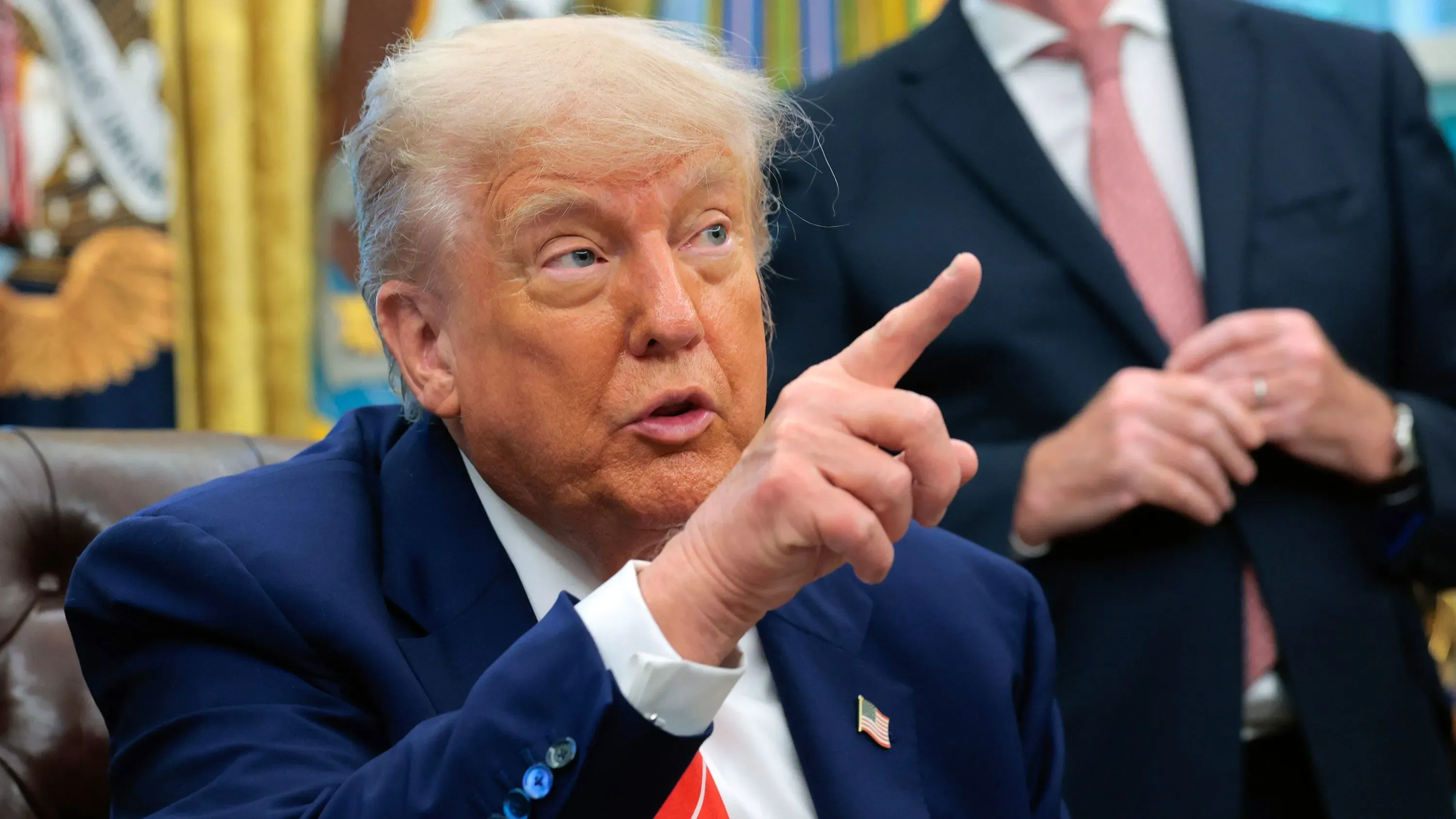 ترامب يتحدث في المكتب البيضاوي، مشيرًا بيده أثناء الإعلان عن تخفيض الرسوم الجمركية على السيارات البريطانية الفاخرة.