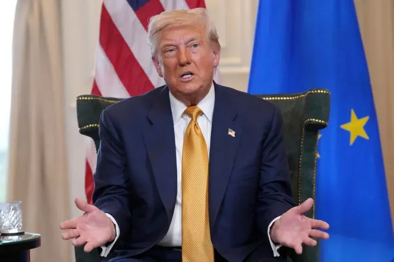 ترامب يتحدث خلال اجتماع مع القادة الأوروبيين في اسكتلندا، مع العلم بالأعلام الأمريكية والأوروبية خلفه، معبرًا عن إحباطه من بوتين.