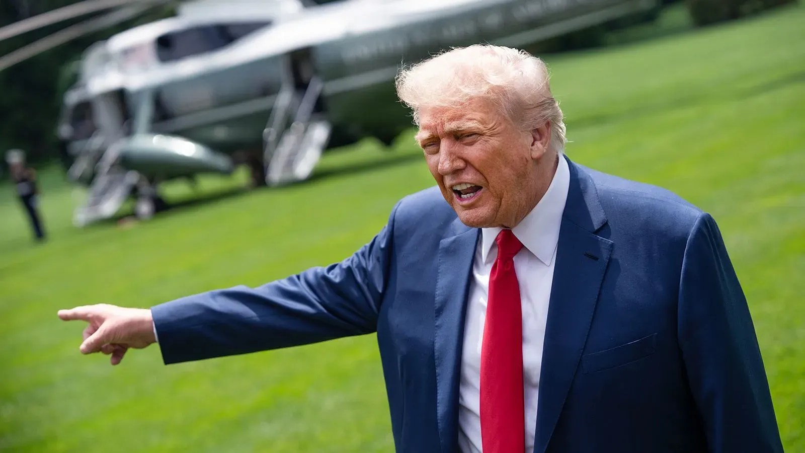 ترامب يتحدث بحماسة في الحديقة الجنوبية للبيت الأبيض، مشيرًا بيده، وسط جدل حول نشر القوات في لوس أنجلوس.