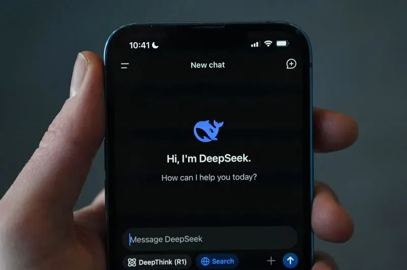 واجهة تطبيق DeepSeek على الهاتف المحمول، تعرض رسالة ترحيبية مع شعار الشركة، مما يعكس التطورات في مجال الذكاء الاصطناعي.