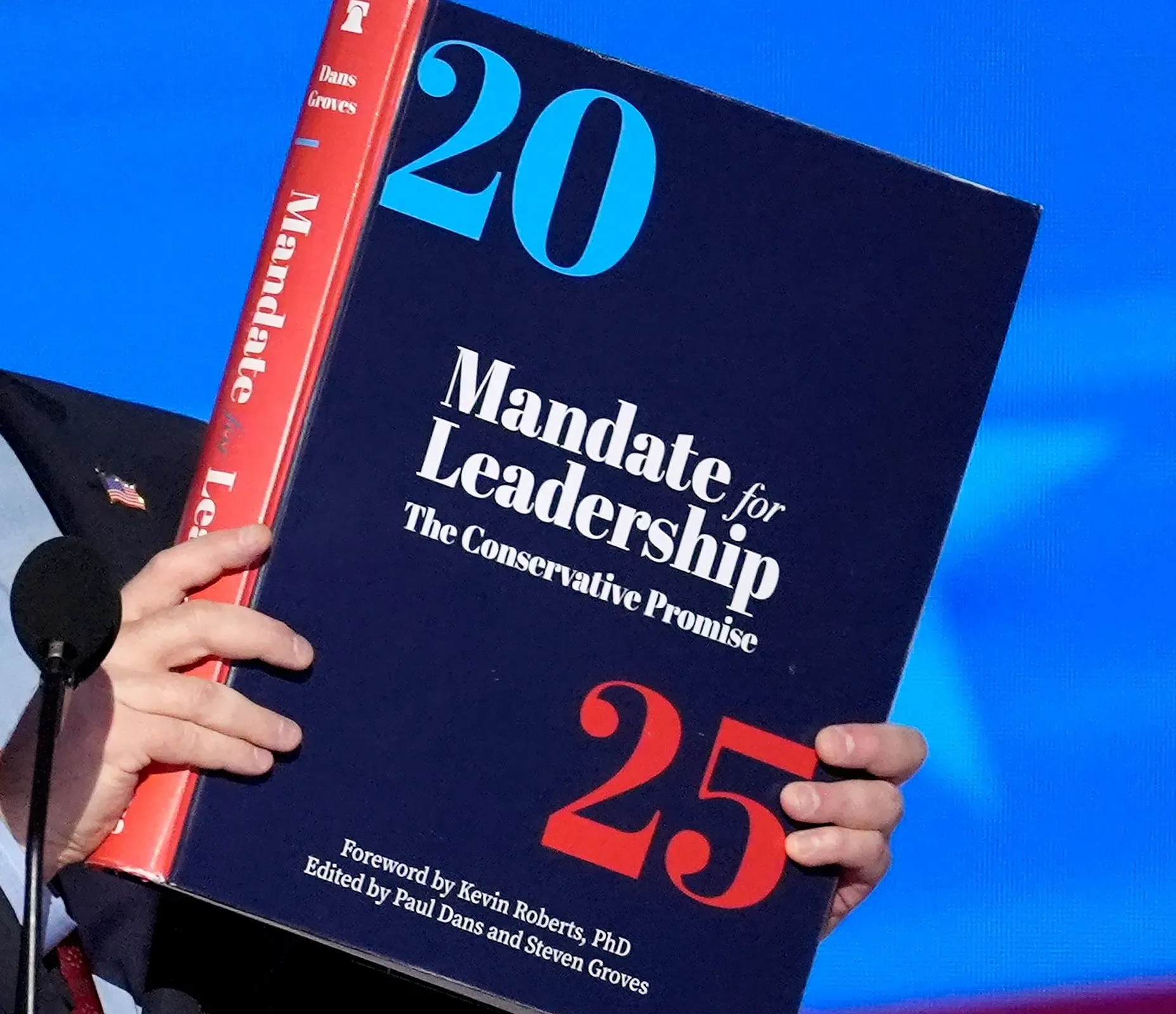 كتاب "Mandate for Leadership" الذي يحمل الرقم 25، يُظهر التوجهات المحافظة في إعادة تشكيل الحكومة الأمريكية.