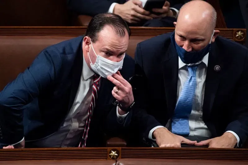 النائب تشيب روي يتحدث مع زميله في مجلس النواب، حيث يتناولان قضايا تشريعية مهمة تتعلق بمشروع قانون ترامب.