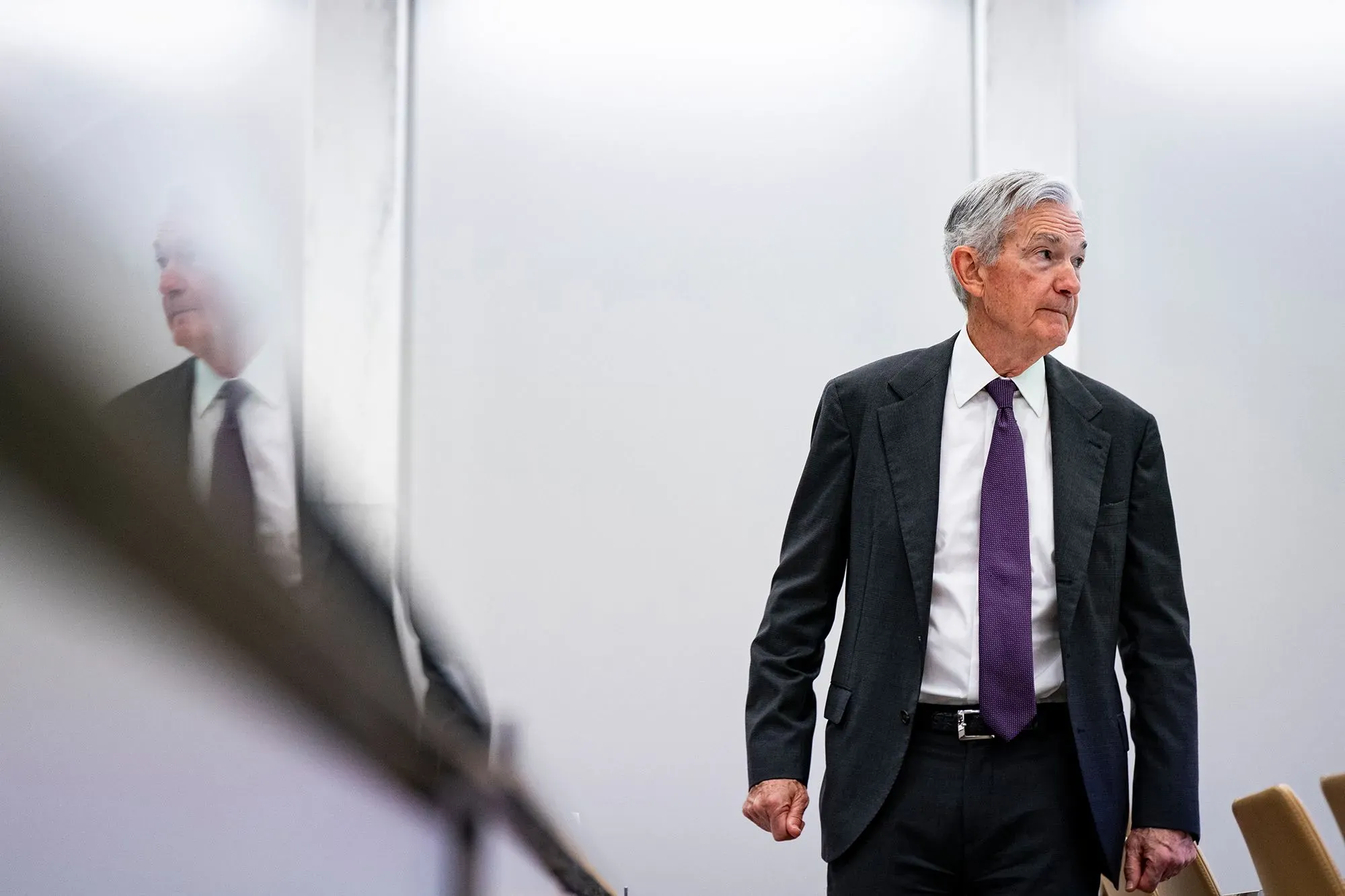 جيروم باول، رئيس الاحتياطي الفيدرالي، يظهر في مؤتمر، مع التركيز على التغييرات في السياسة النقدية واللوائح المصرفية تحت إدارة ترامب.