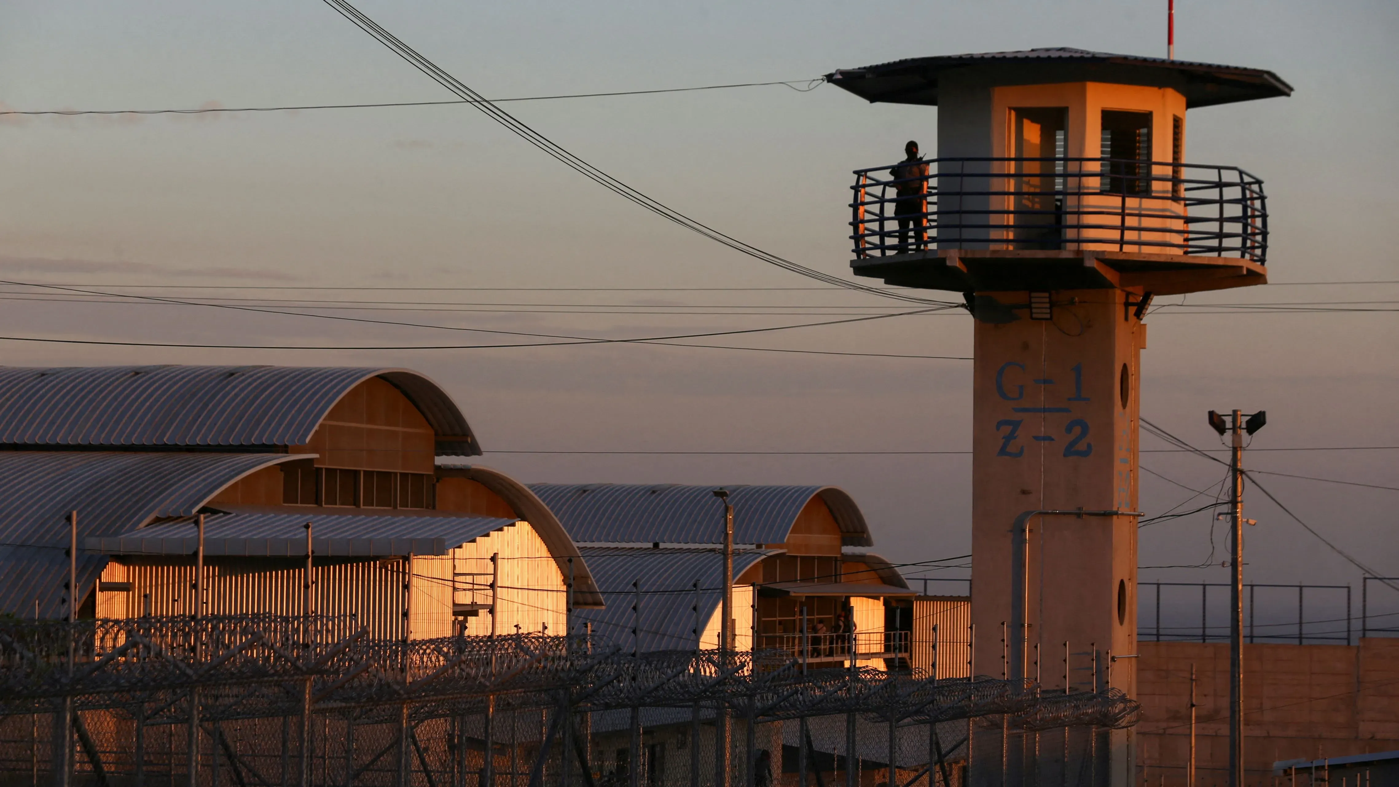 مركز احتجاز للمهاجرين مع برج مراقبة، يبرز التوترات القانونية حول ترحيل المهاجرين في الولايات المتحدة.